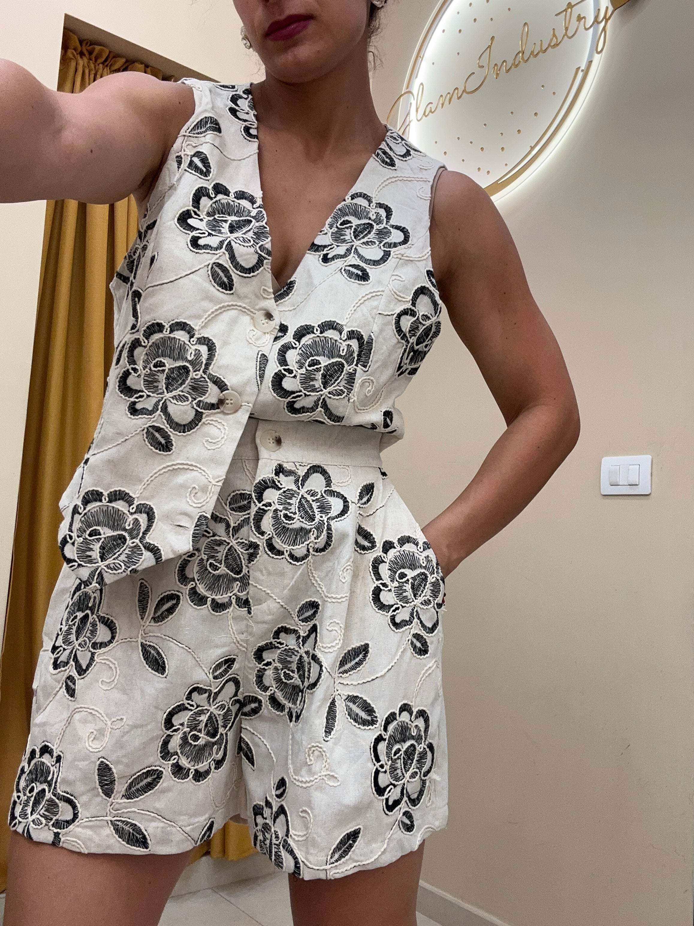 Tailleur panciotto fiori ricamo