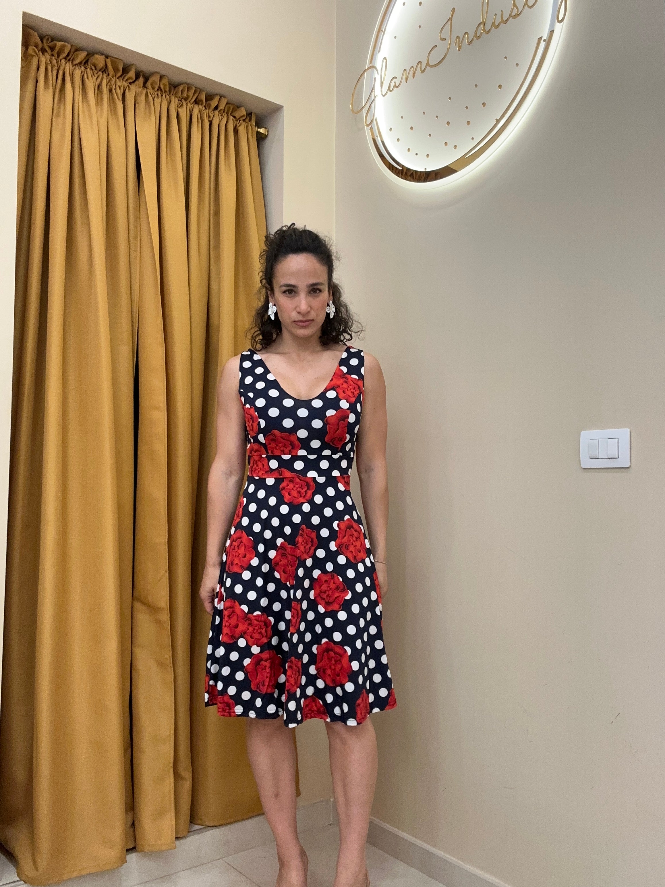 Abito rose rosse e pois