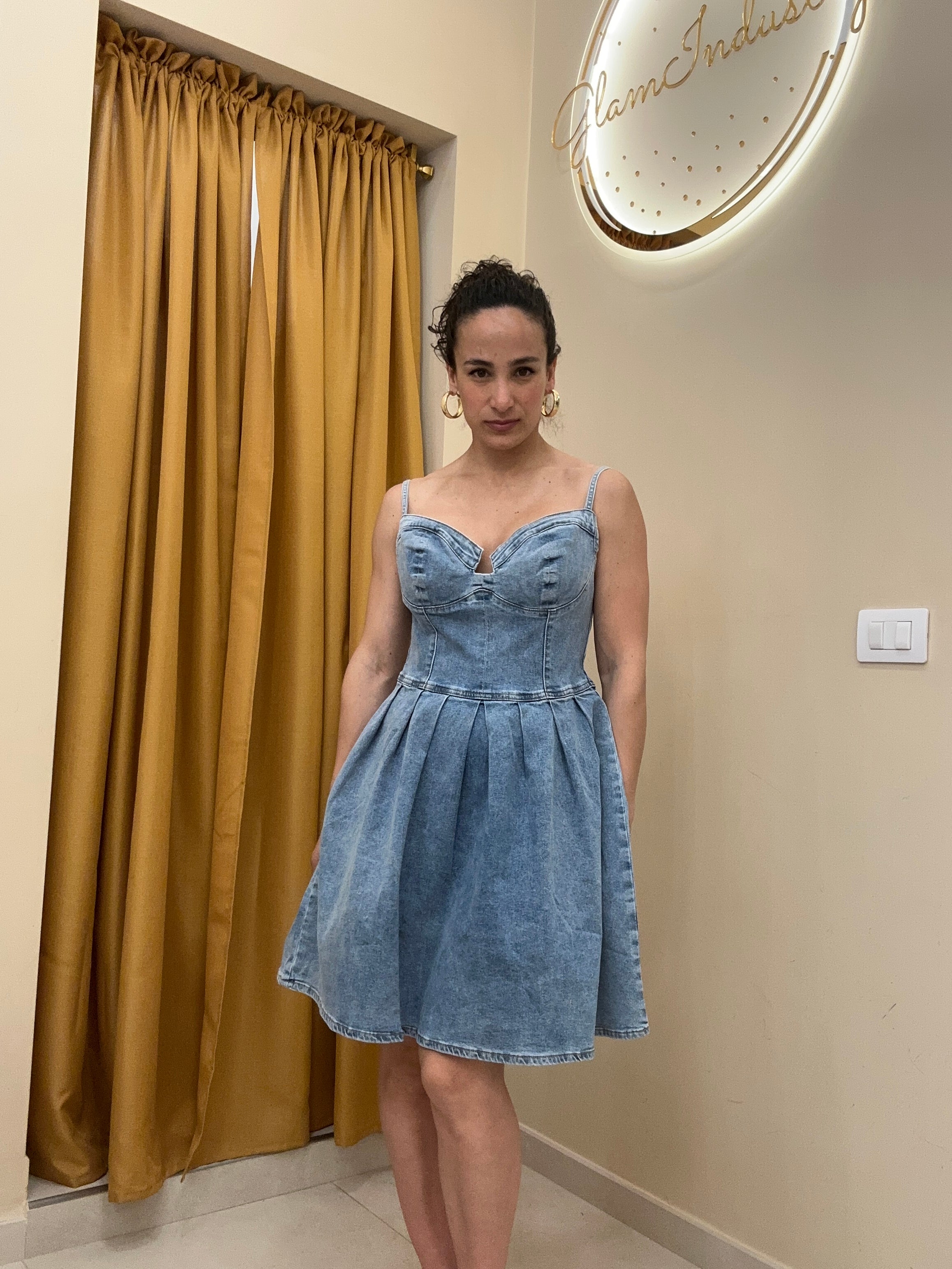 Abito in denim scollatura particolare