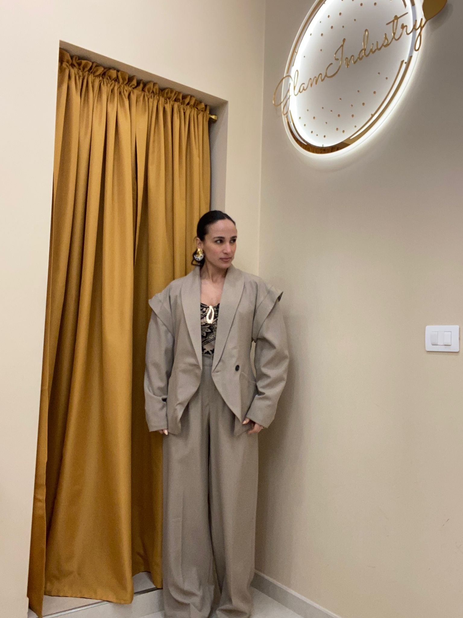 Tailleur effetto doppia manica tortora