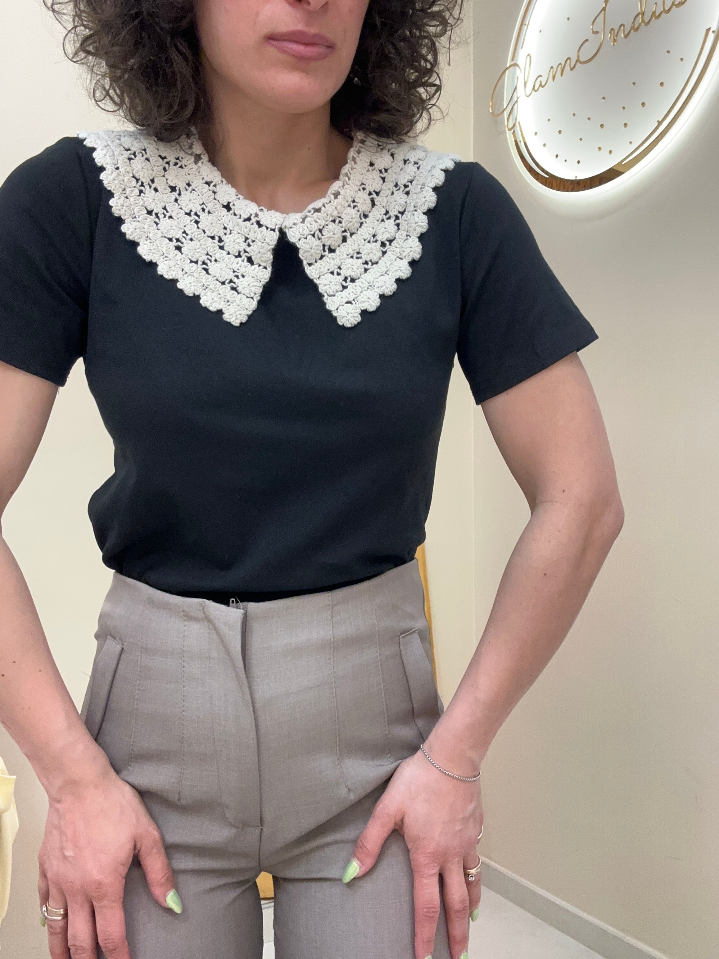 T-shirt con colletto ricamato