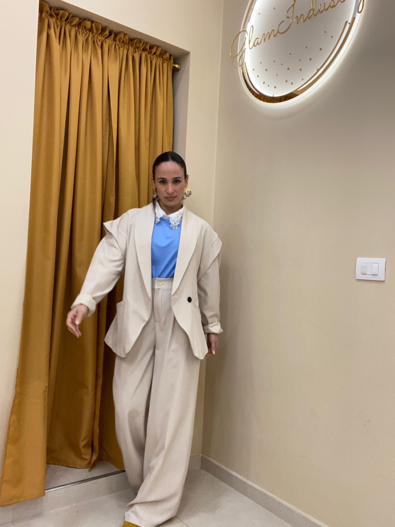 Tailleur effetto doppia manica beige