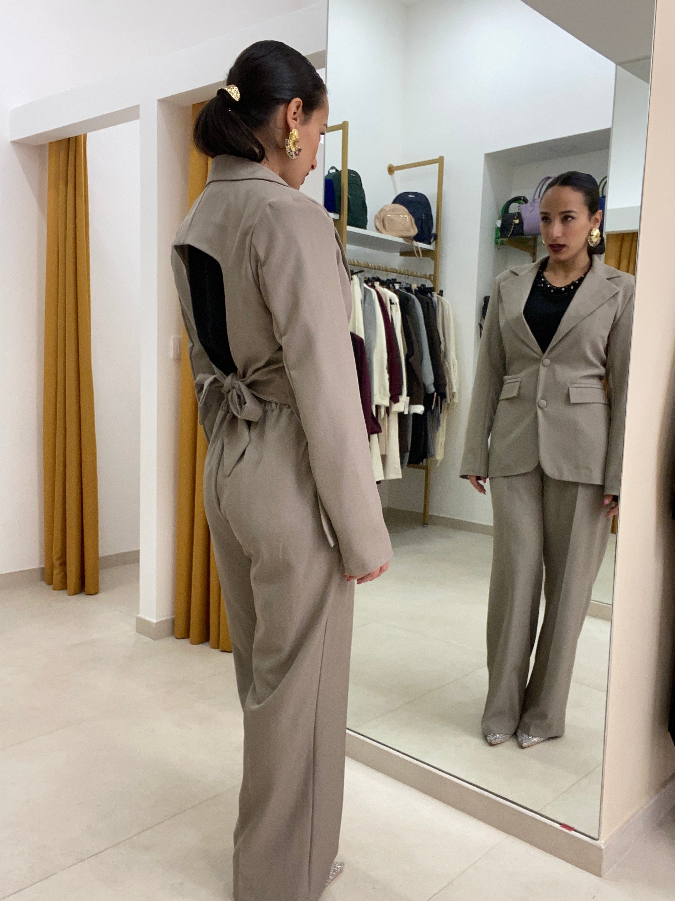 Tailleur scollatura posteriore