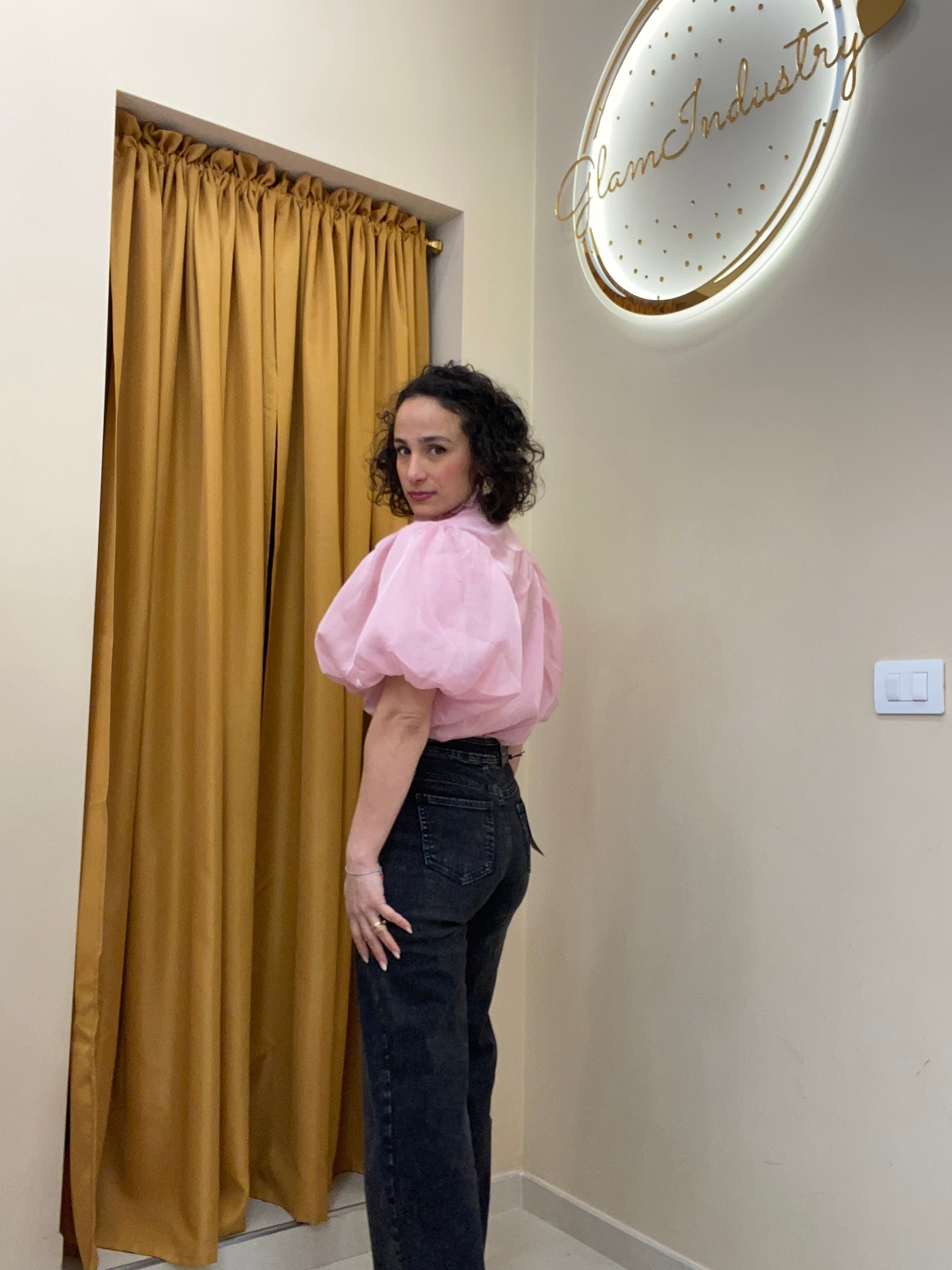 Denim nero e bottoni oro