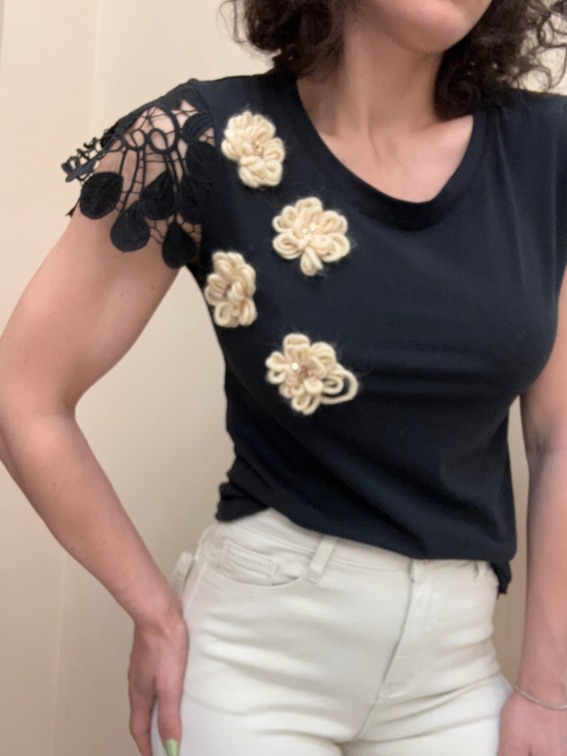 T-shirt nera con fiori BEIGE