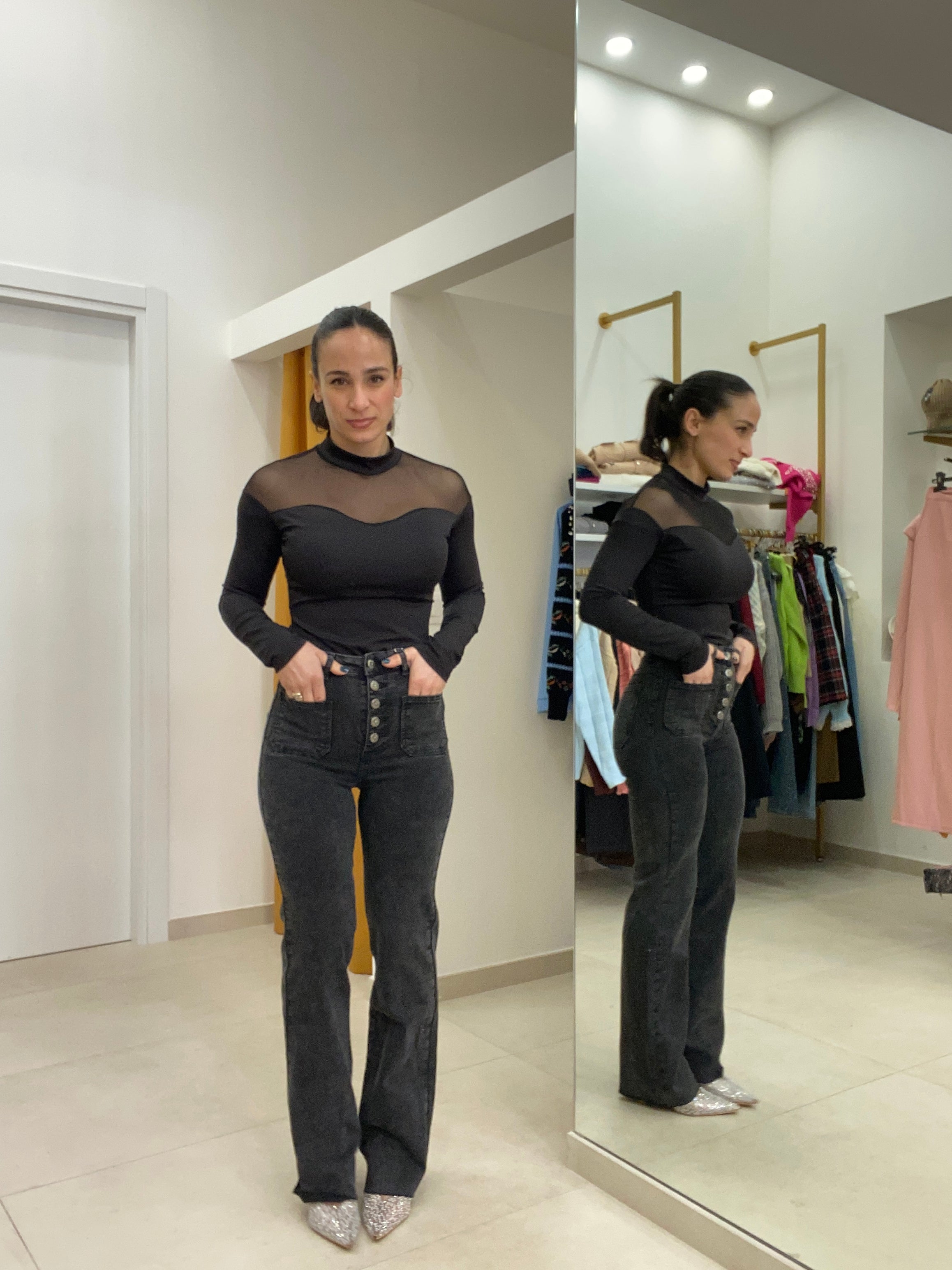 Jeans grigio con bottoni con fiorellini