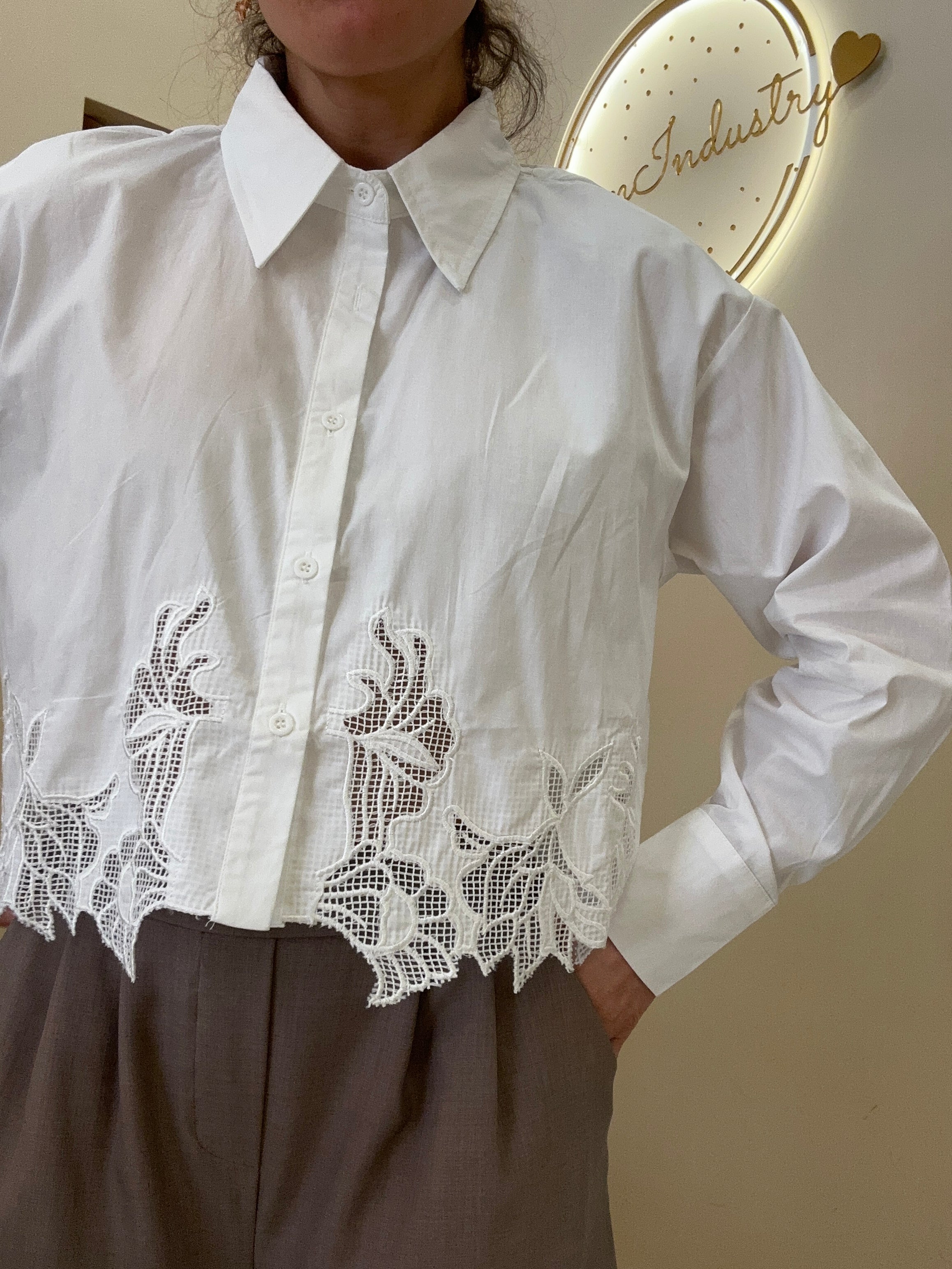 Camicia crop con merletto bianca