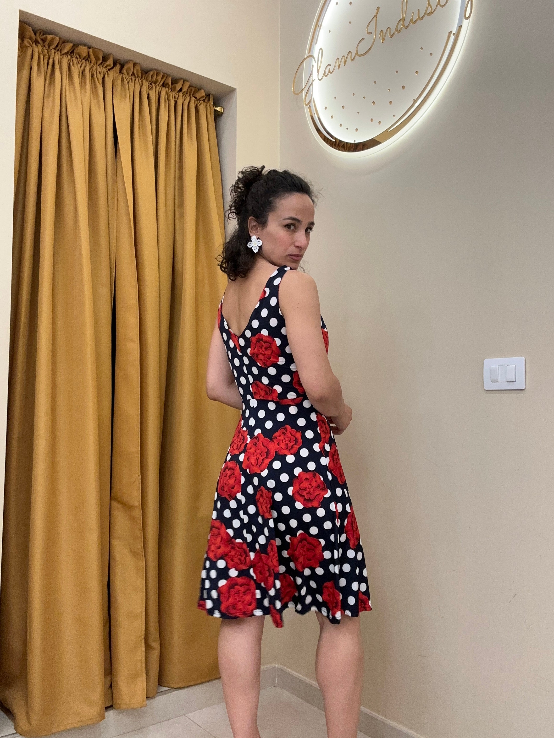 Abito rose rosse e pois