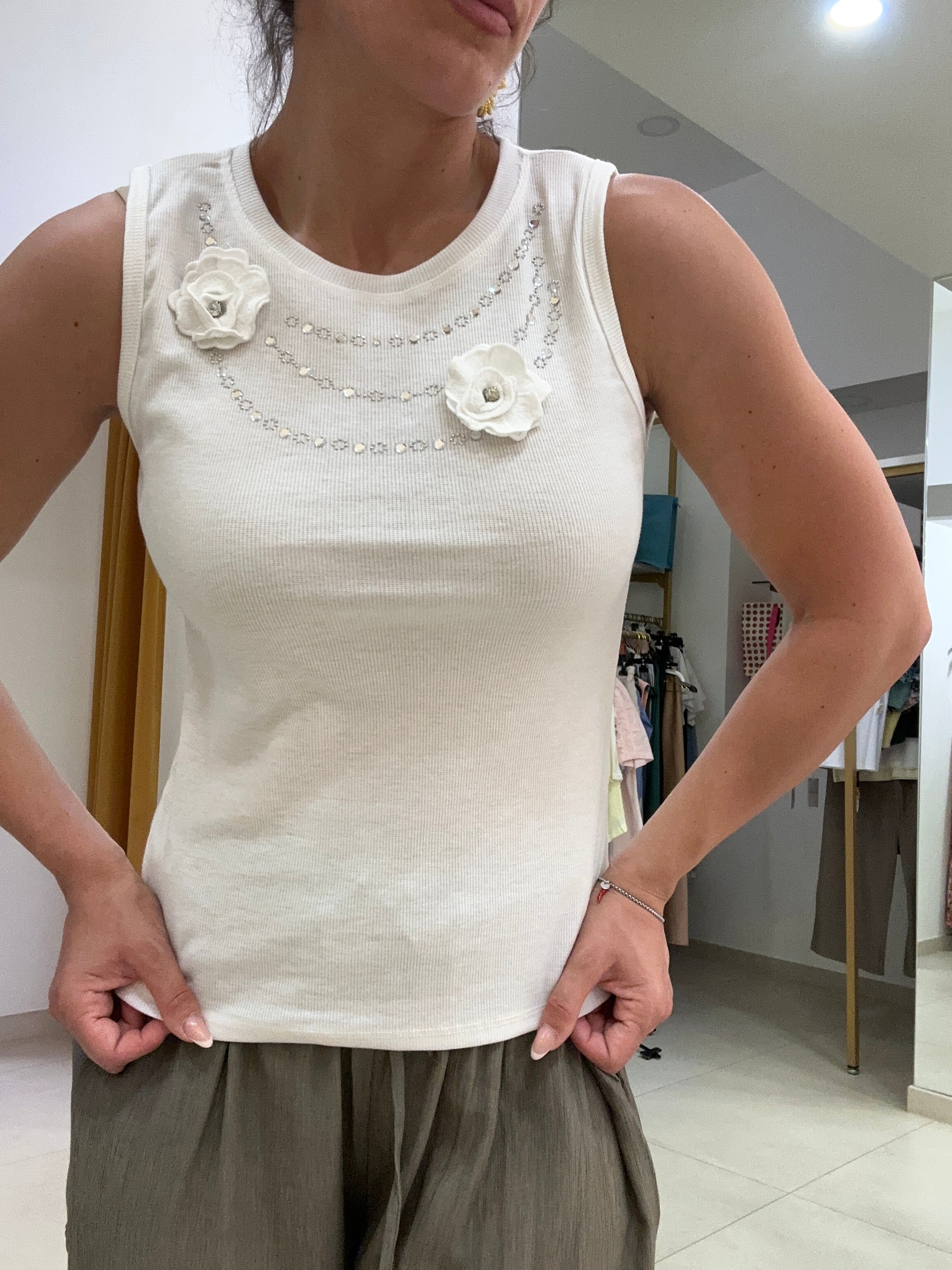 Canotta effetto collana e fiori