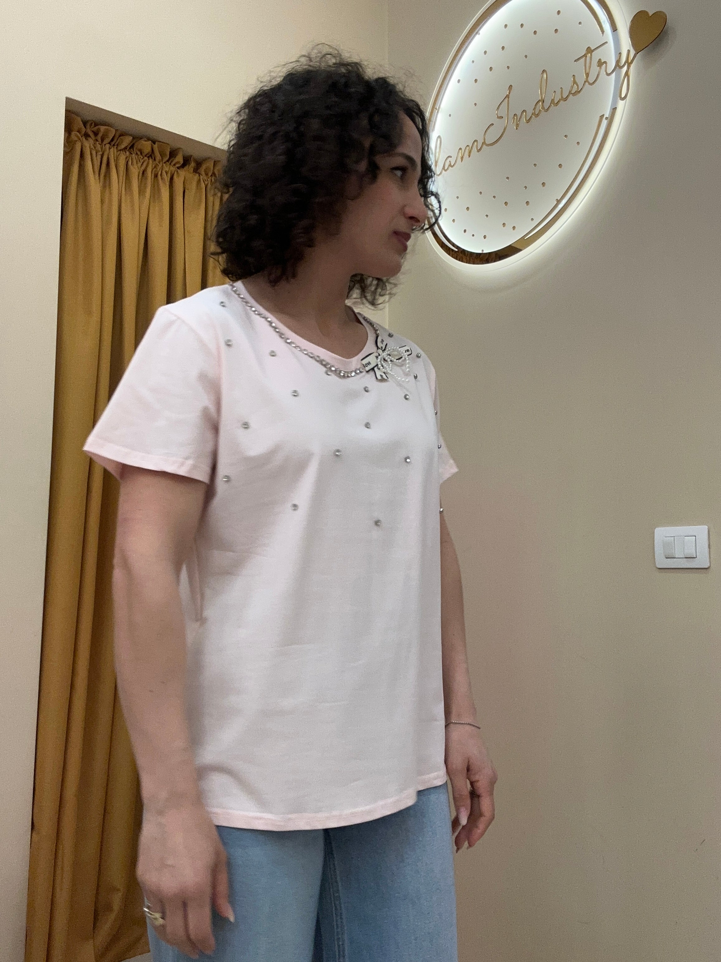 T-shirt collana con fiocco e perle
