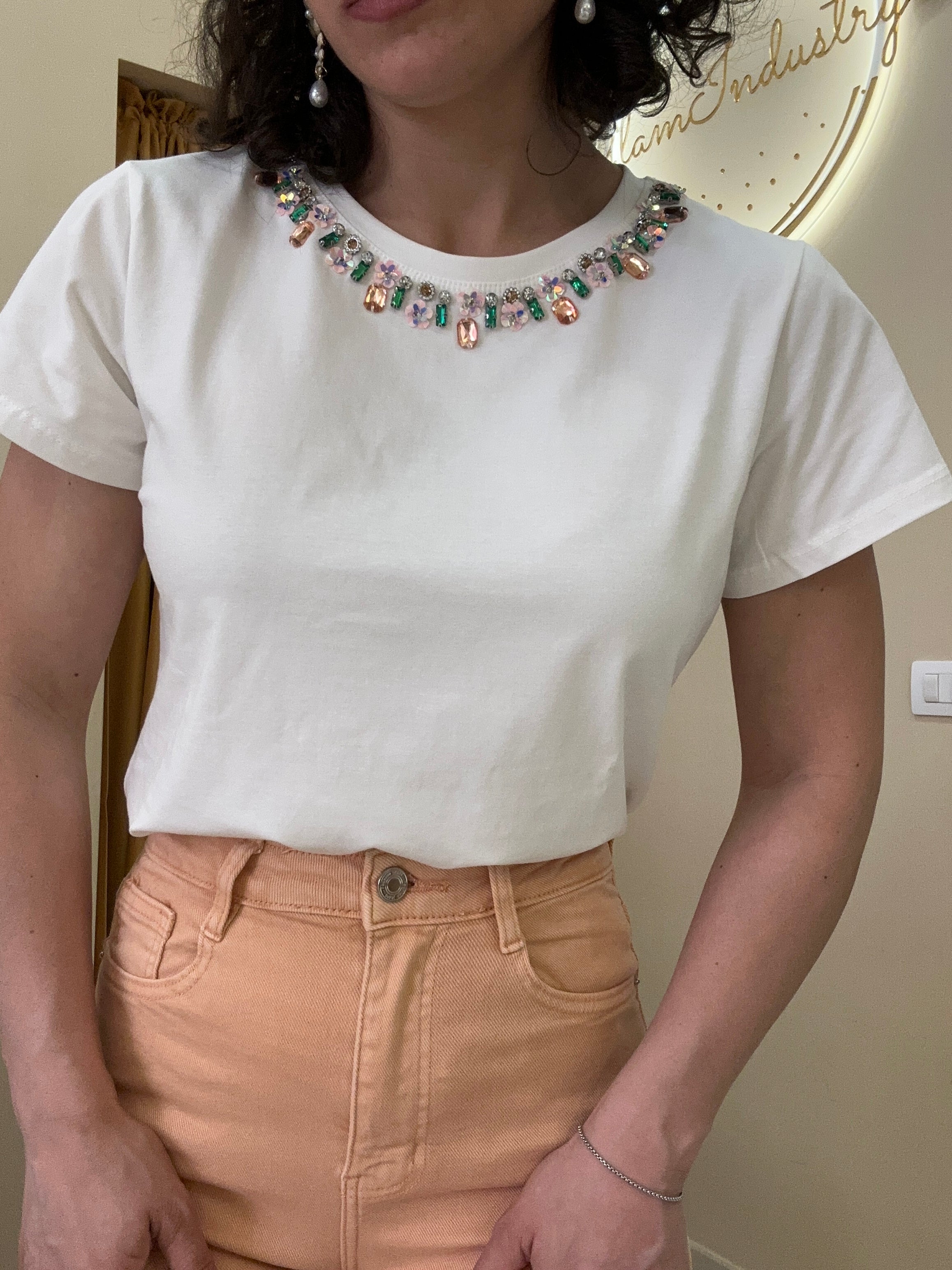 T-shirt collana particolare