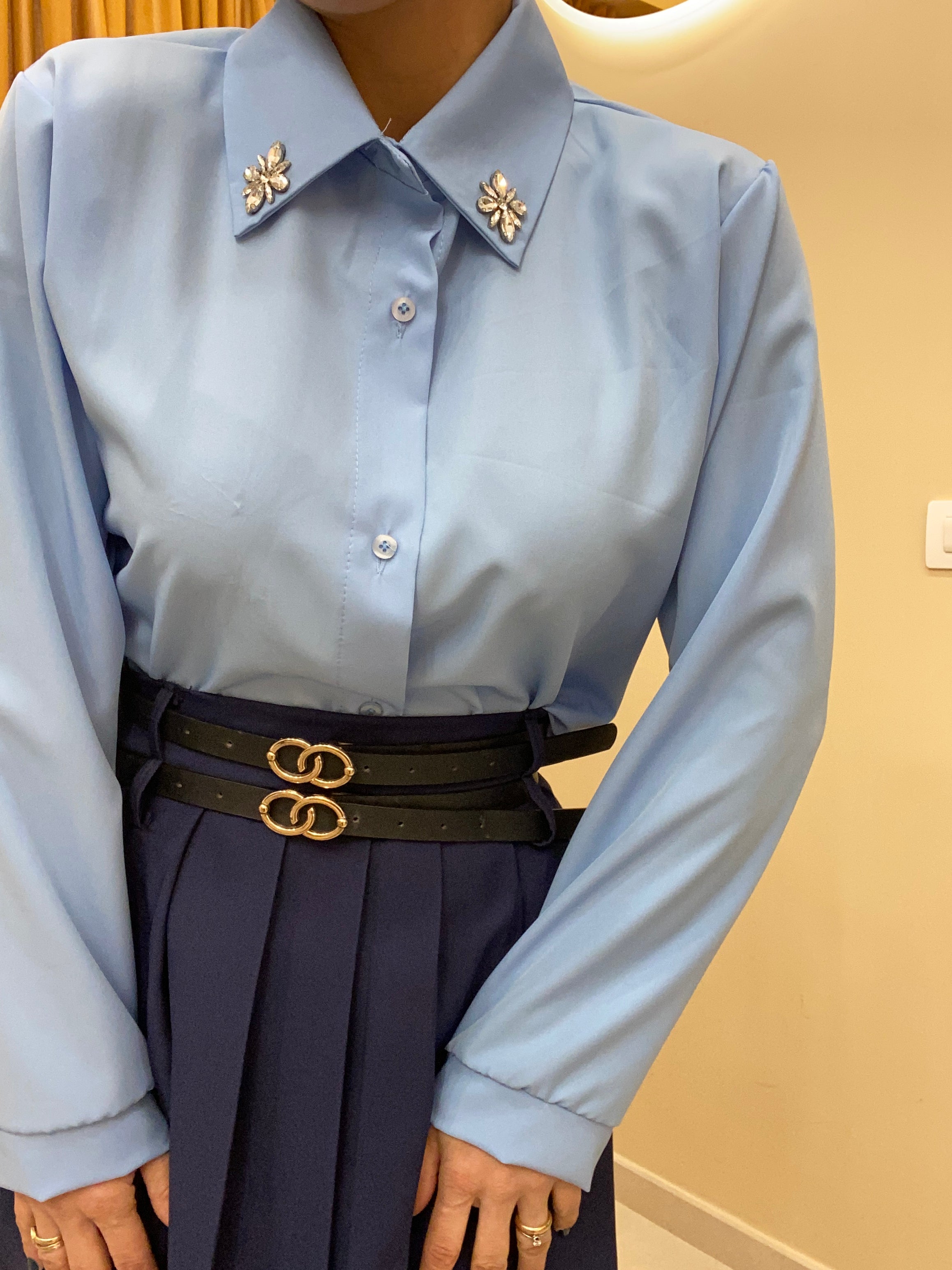 Camicia gioiello sul colletto