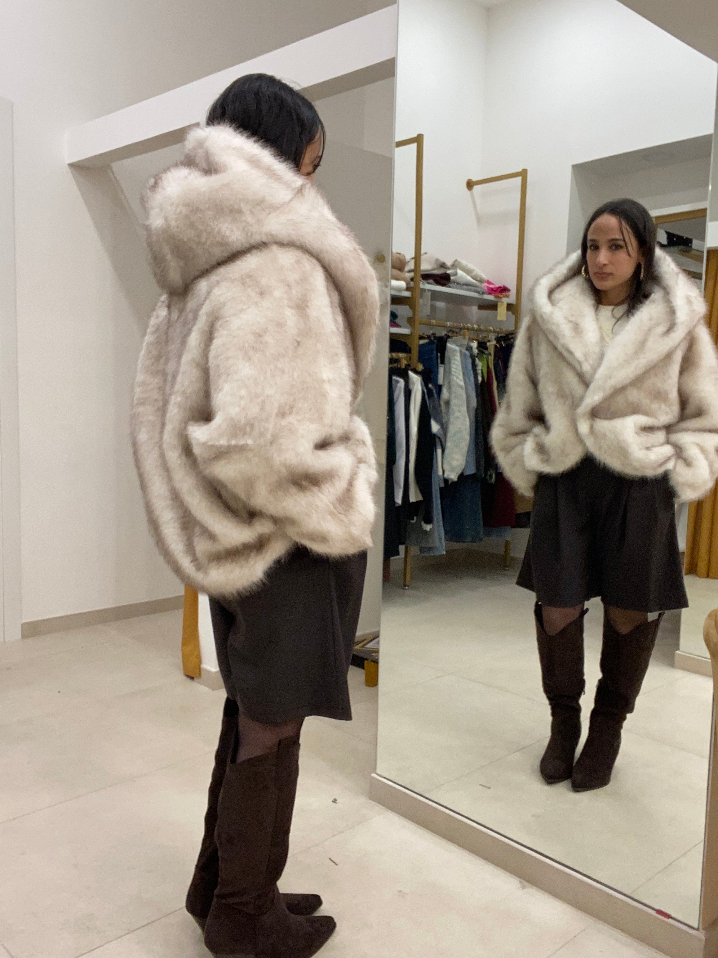 Ecopelliccia asimmetrica con cappuccio