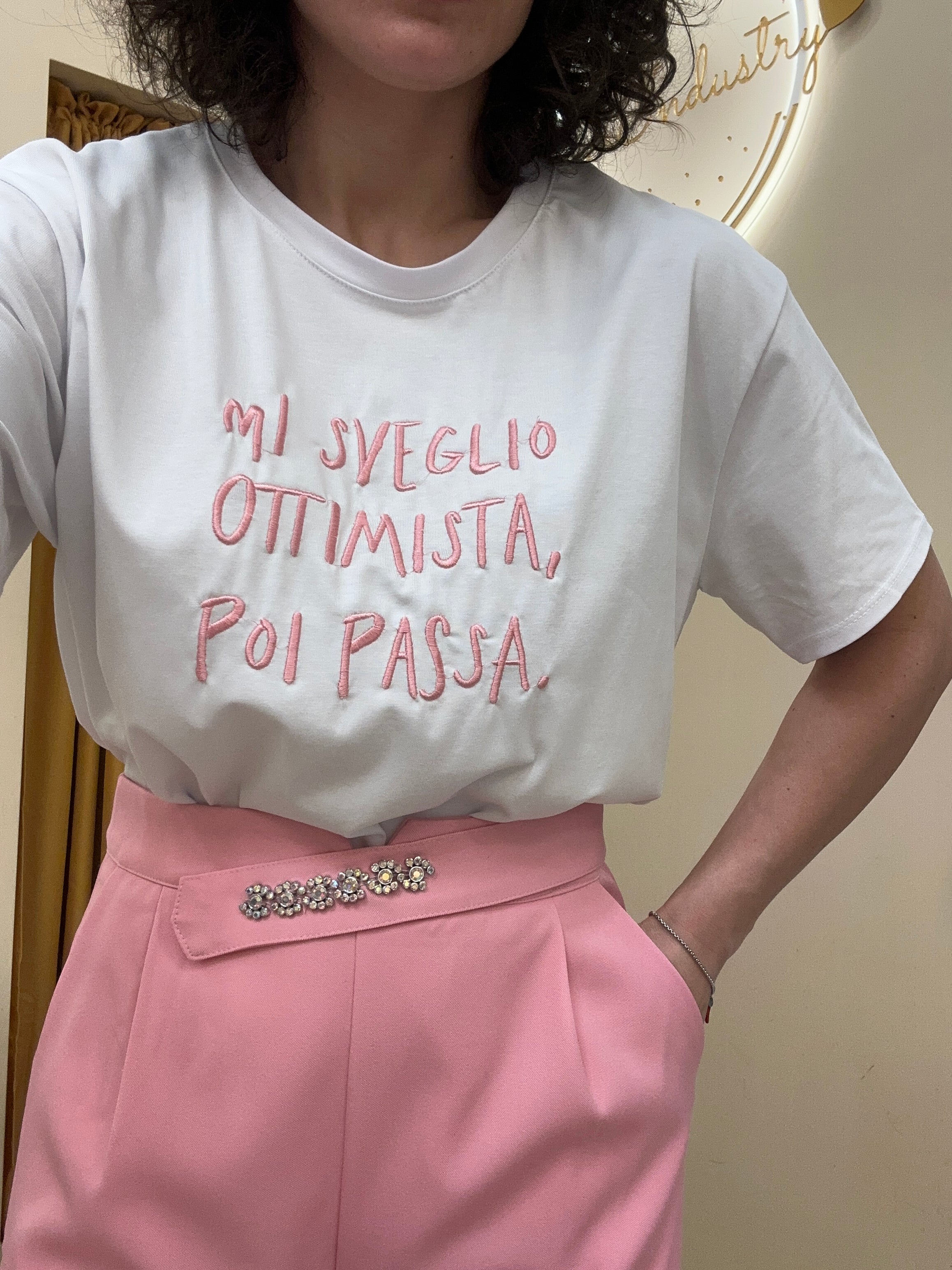 T-Shirt “ mi sveglio ottimista poi passa”rosa