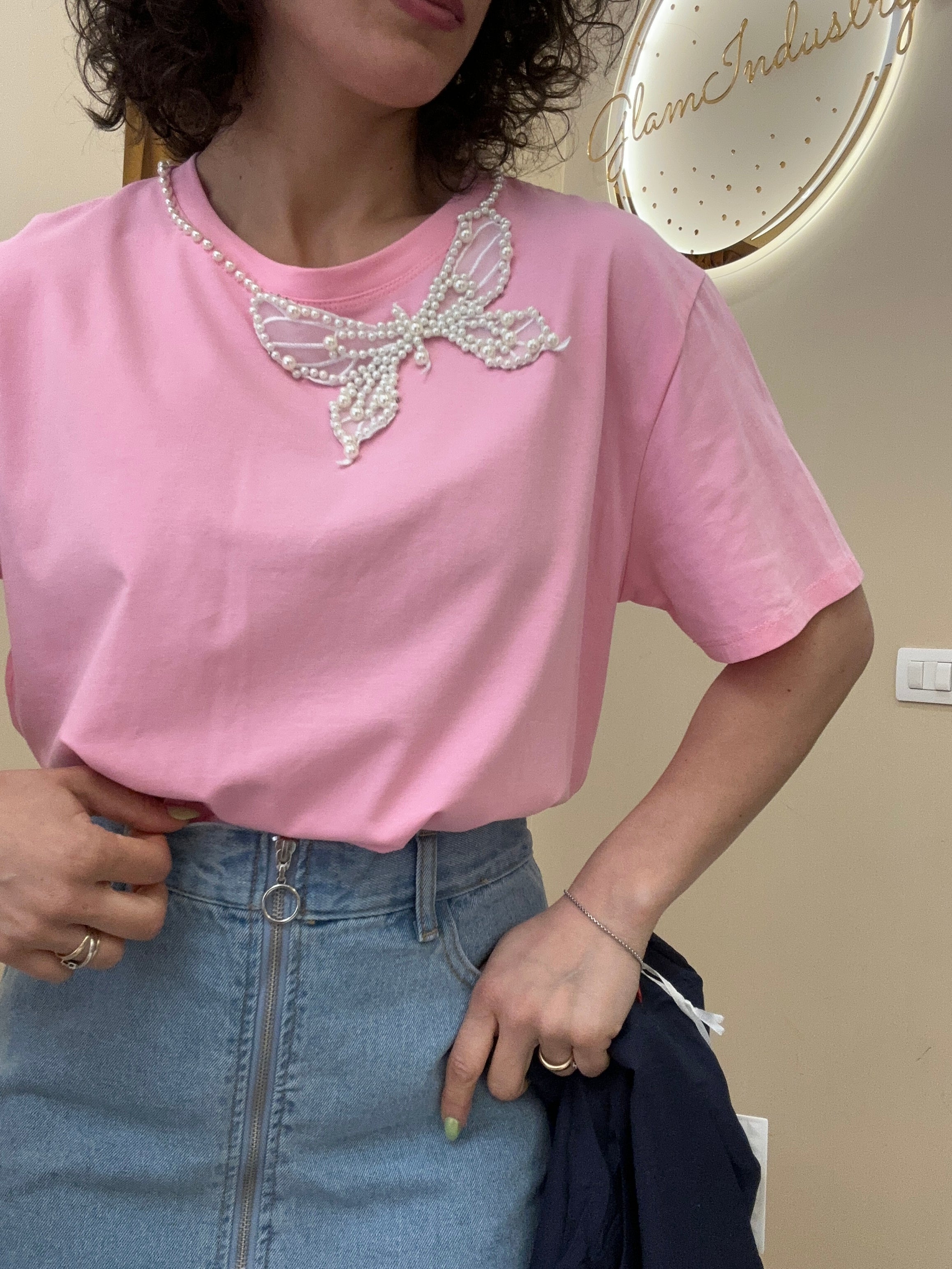 T-shirt collana a farfalla