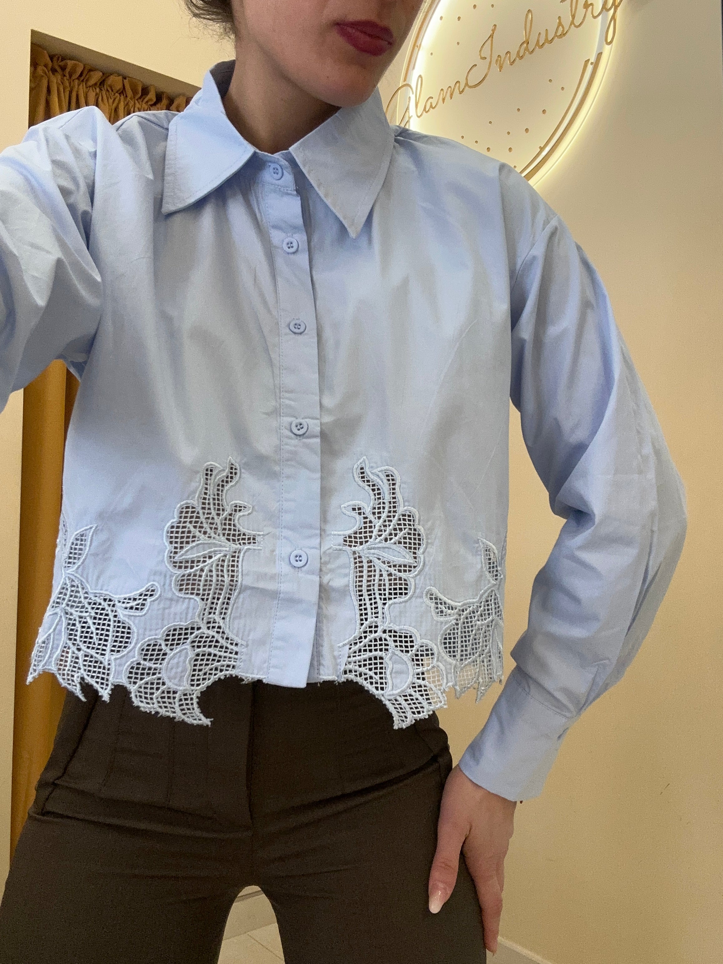Camicia crop con merletto celeste
