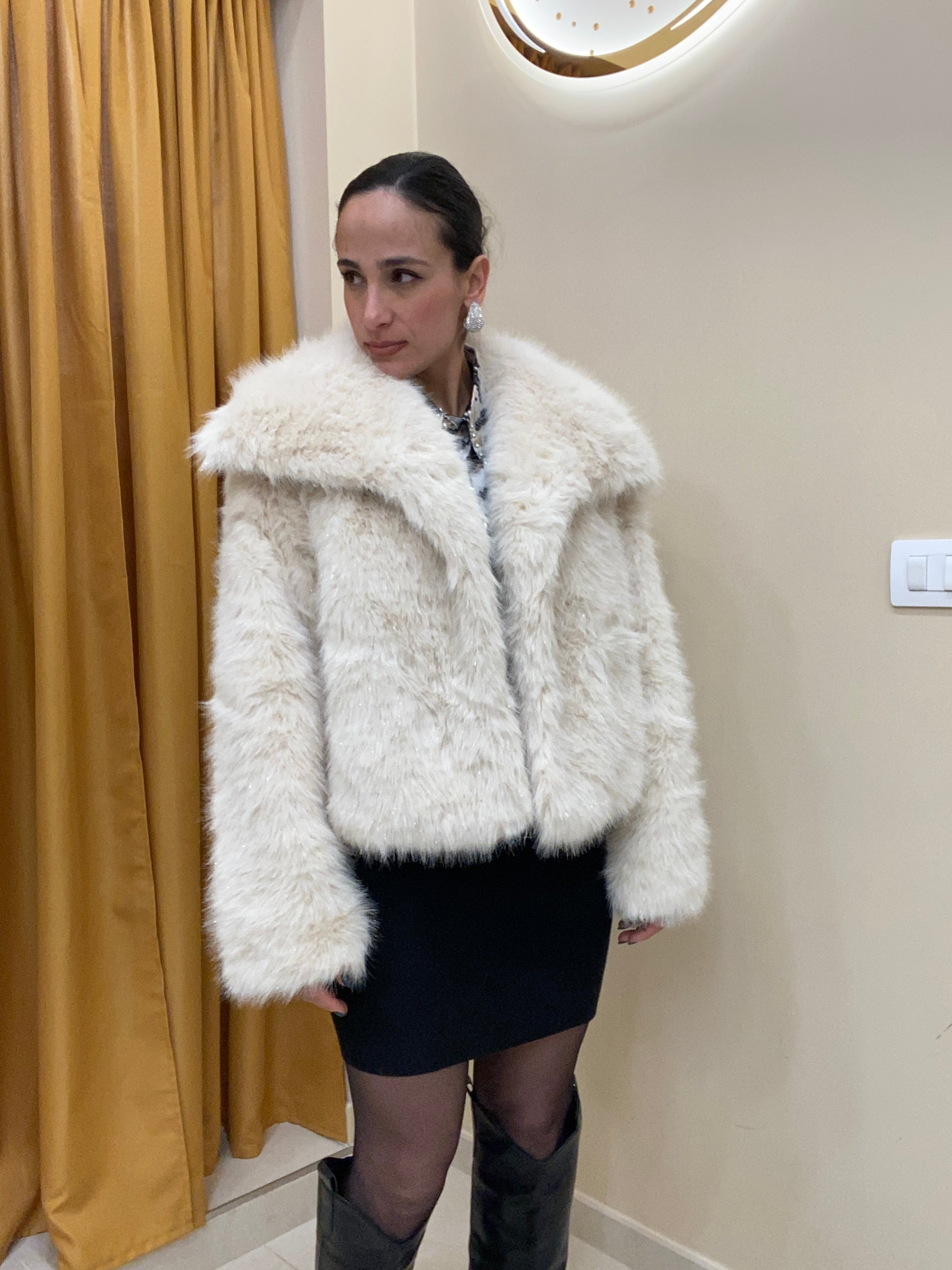 Eco pelliccia con dettaglio il lurex beige chiaro