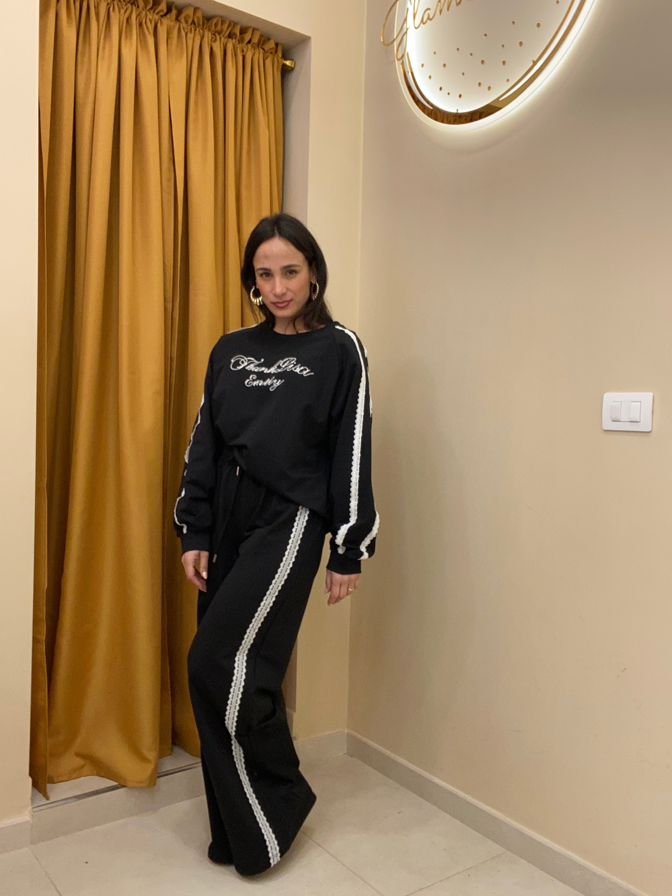 Tuta scritta delicata