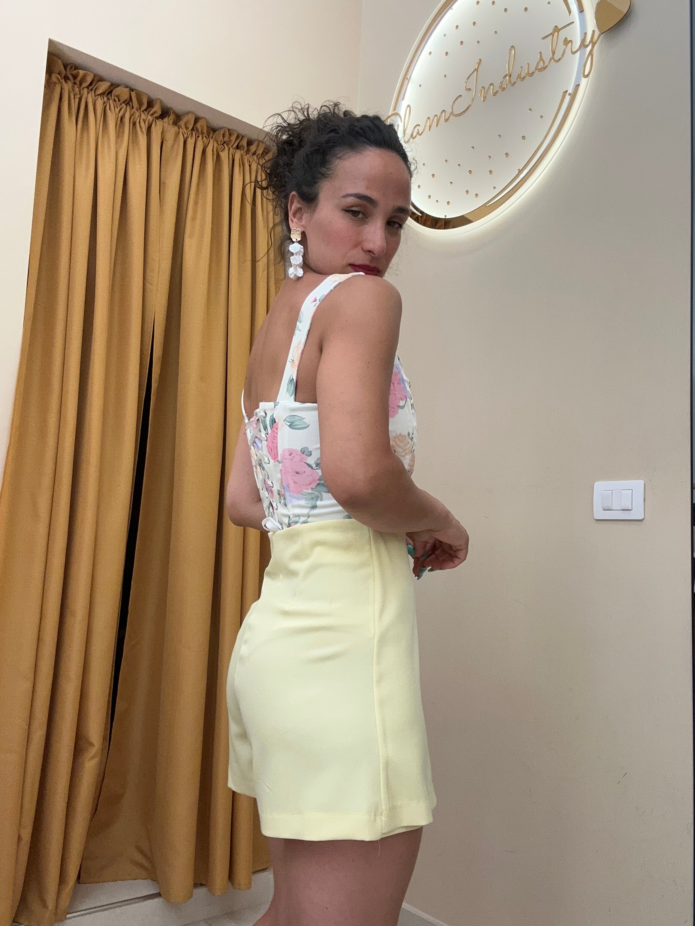 Short giallo
