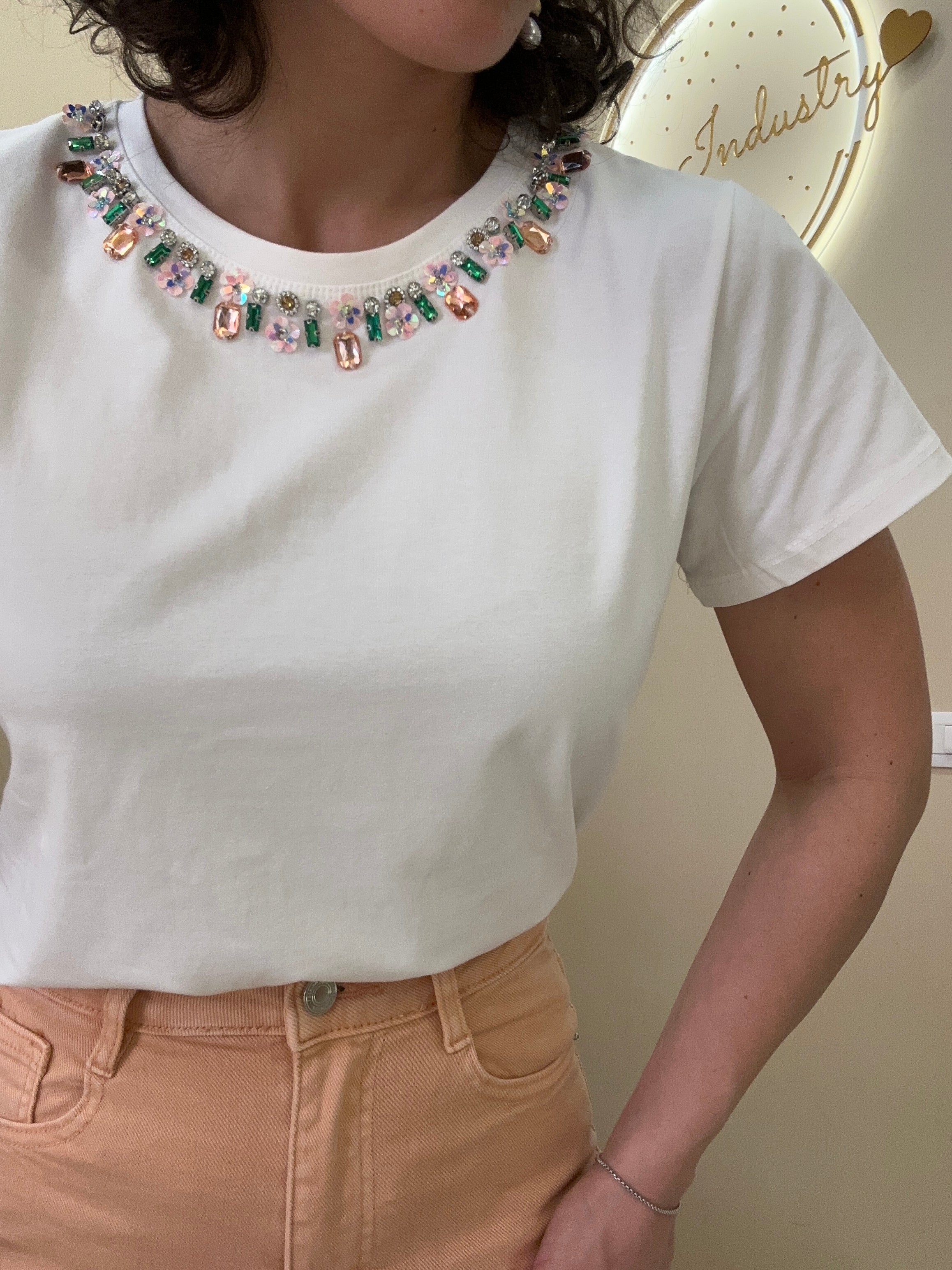 T-shirt collana particolare