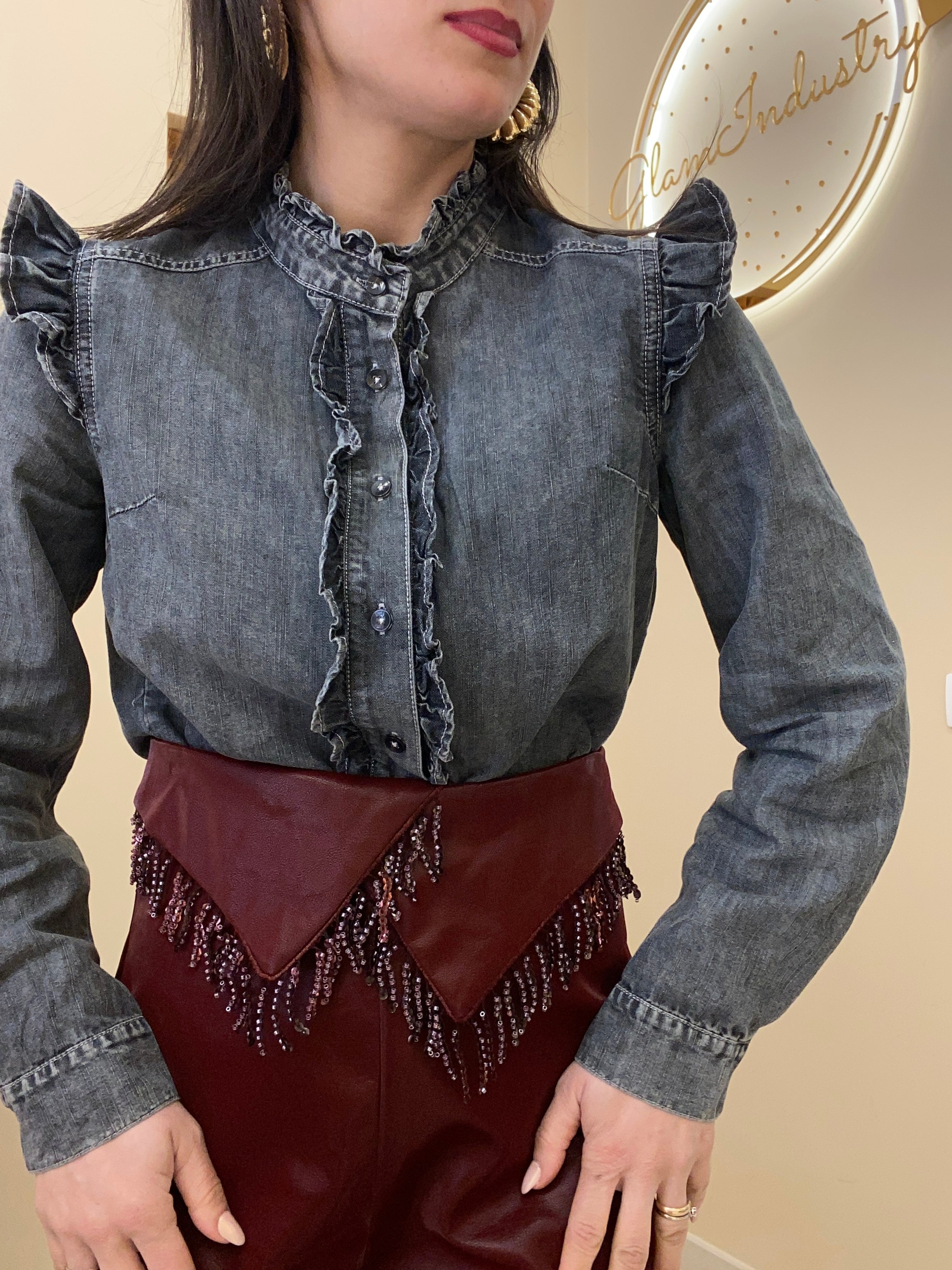 Camicia nera dettagli con rouches