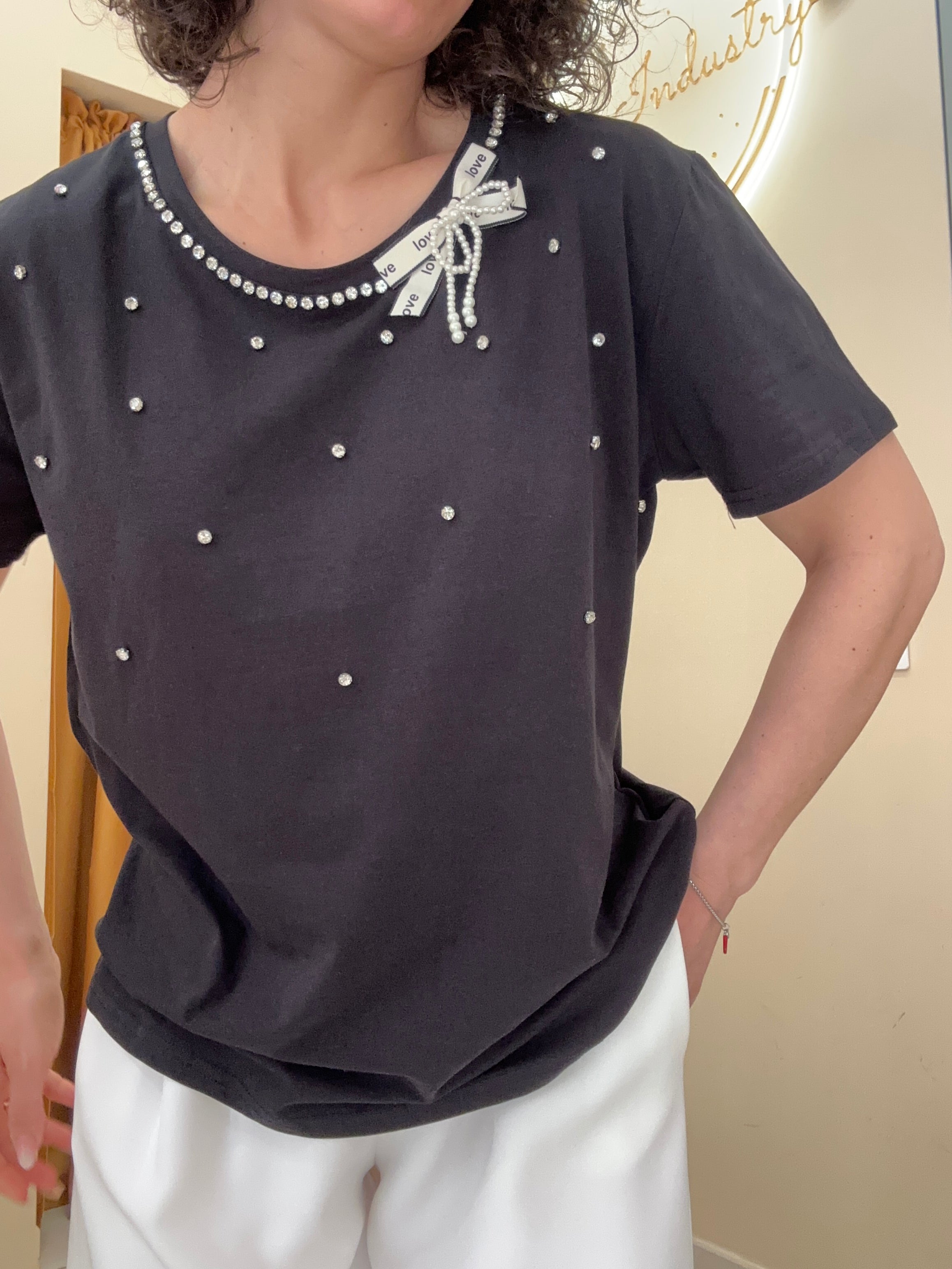 T-shirt collana con fiocco e perle