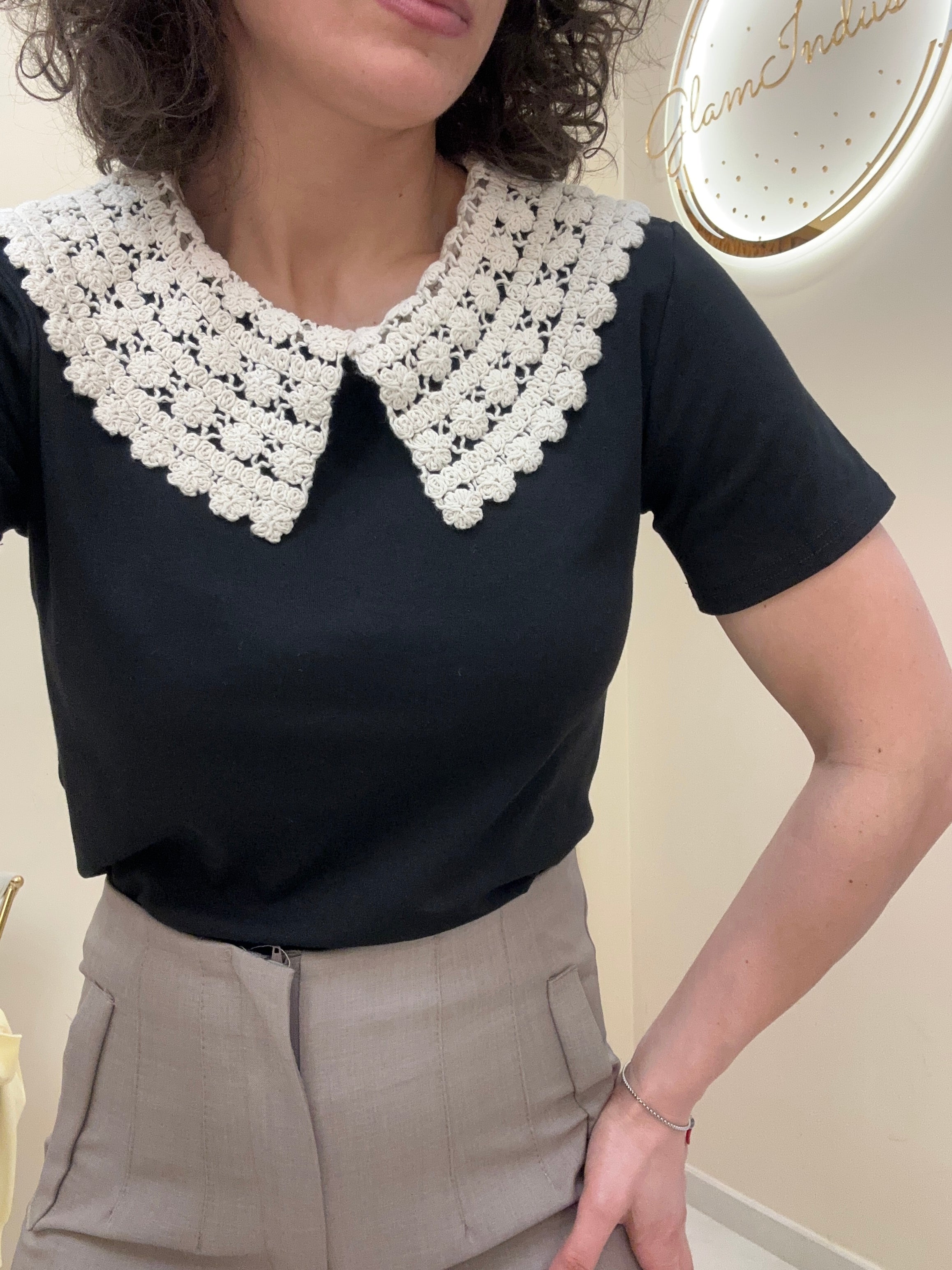T-shirt con colletto ricamato