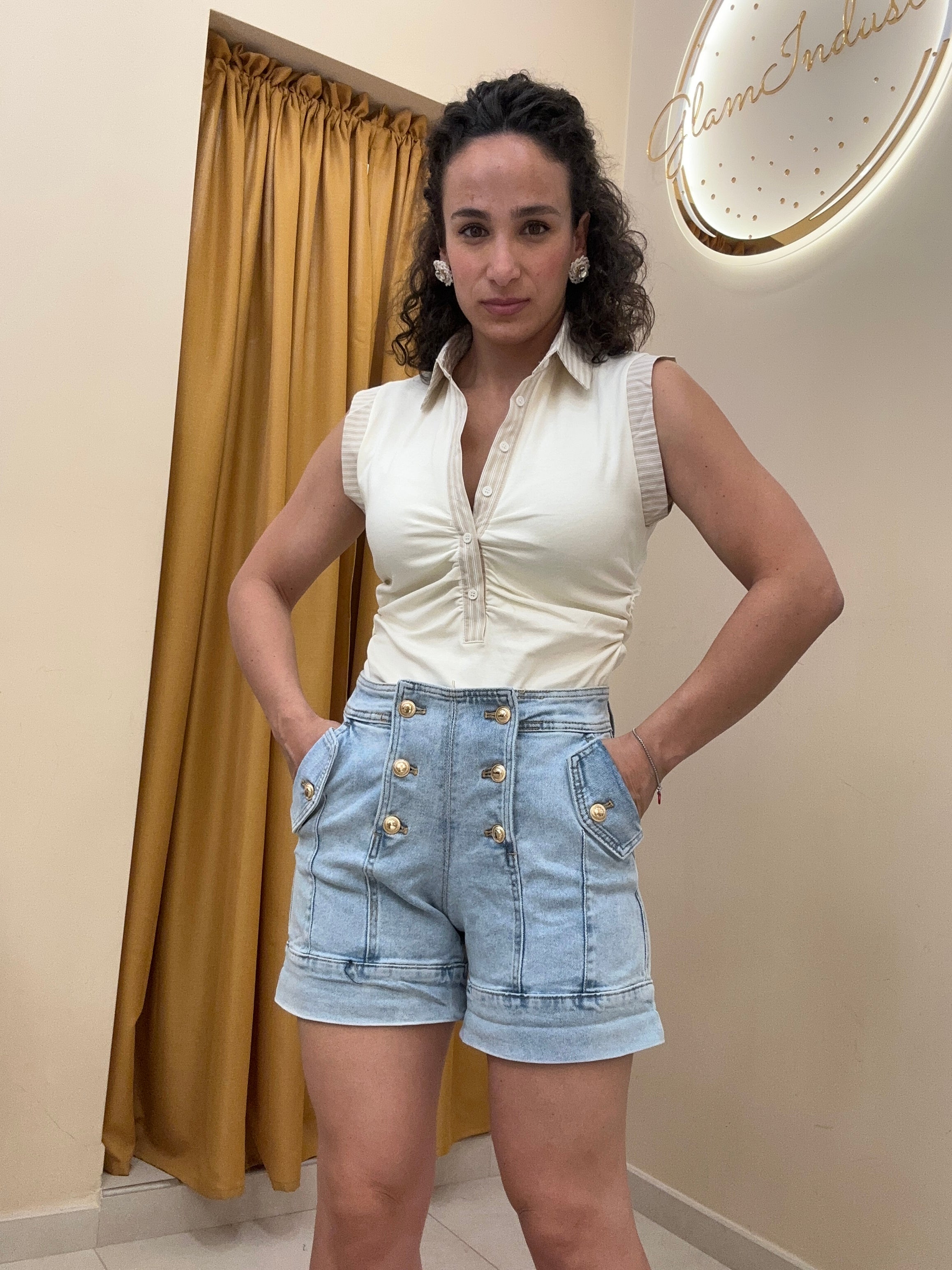 Short bottoni in oro