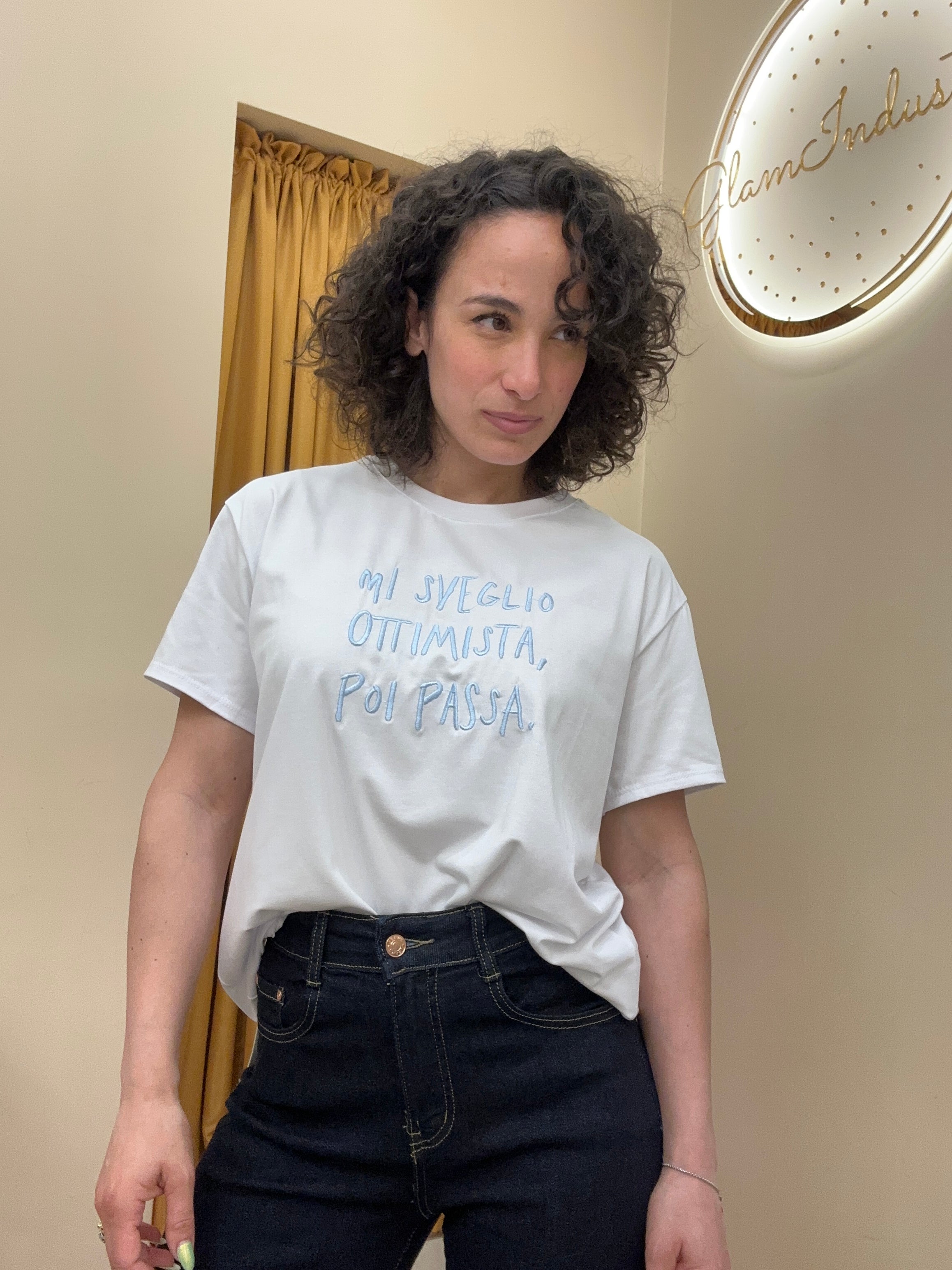 T-Shirt “ mi sveglio ottimista poi passa” azzurra