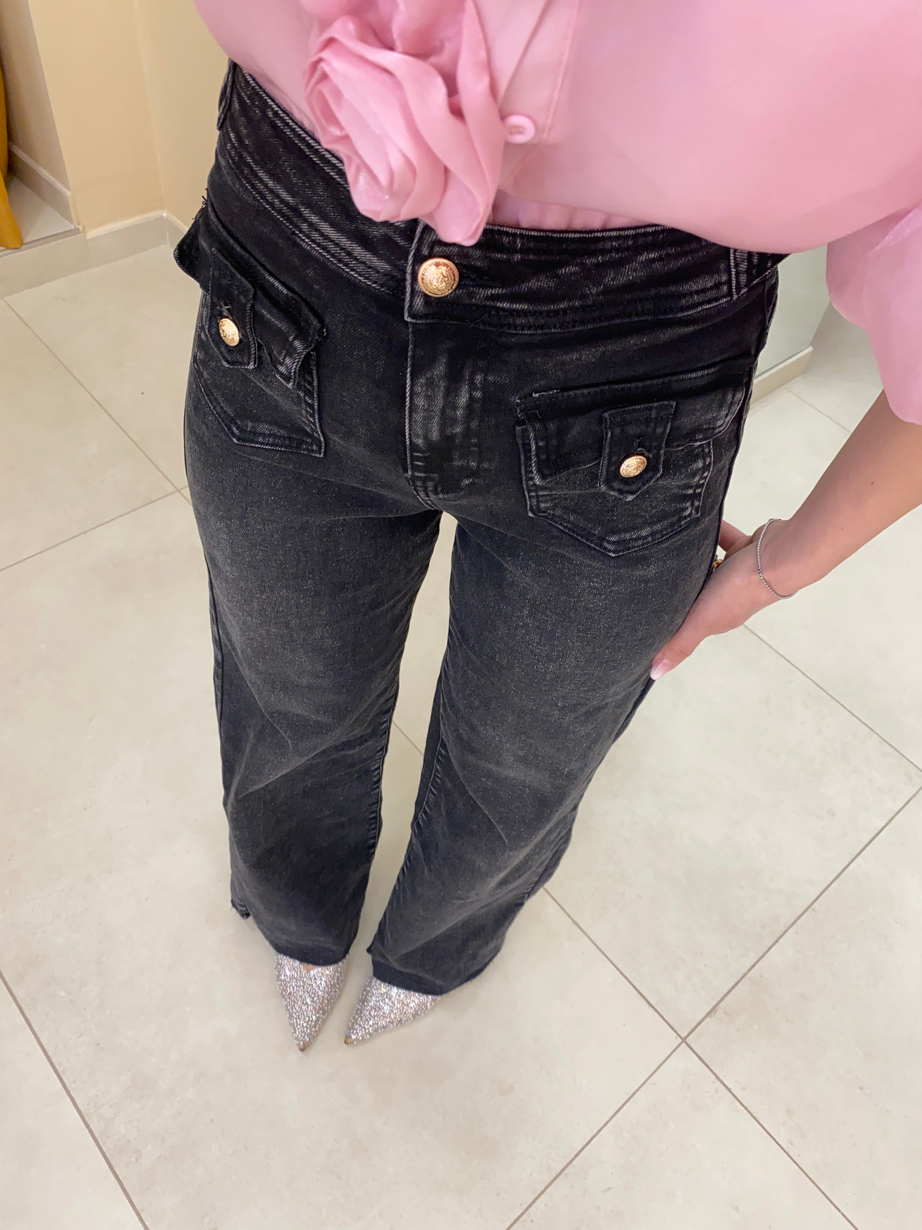 Denim nero e bottoni oro