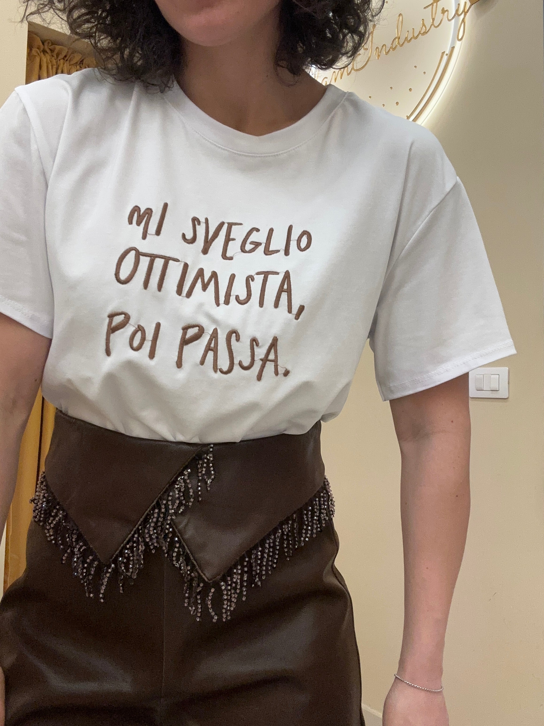 T-Shirt “ mi sveglio ottimista poi passa” marrone
