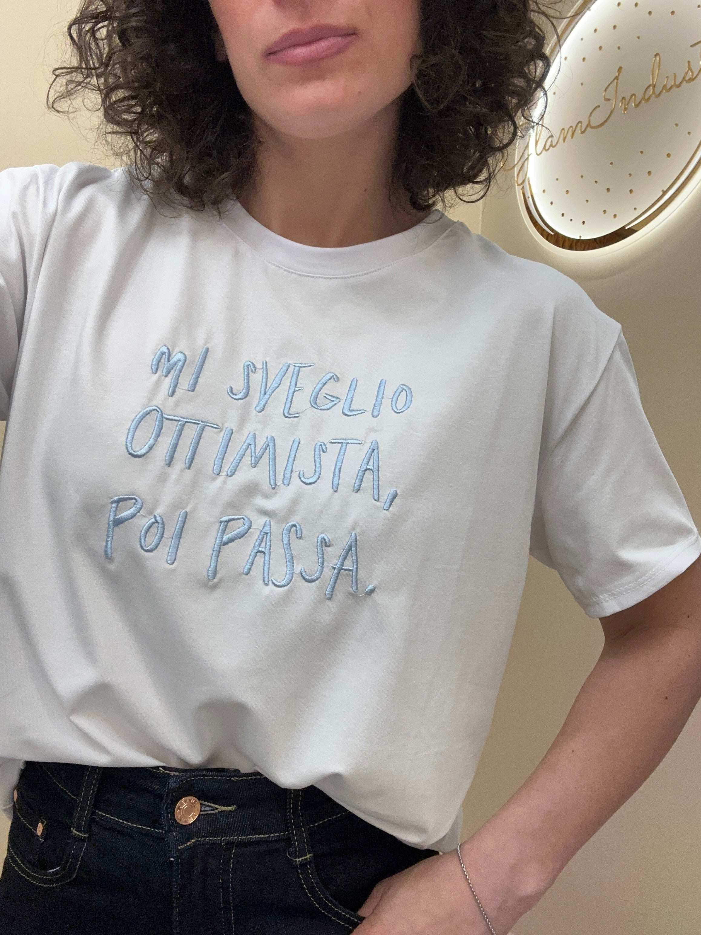 T-Shirt “ mi sveglio ottimista poi passa” azzurra
