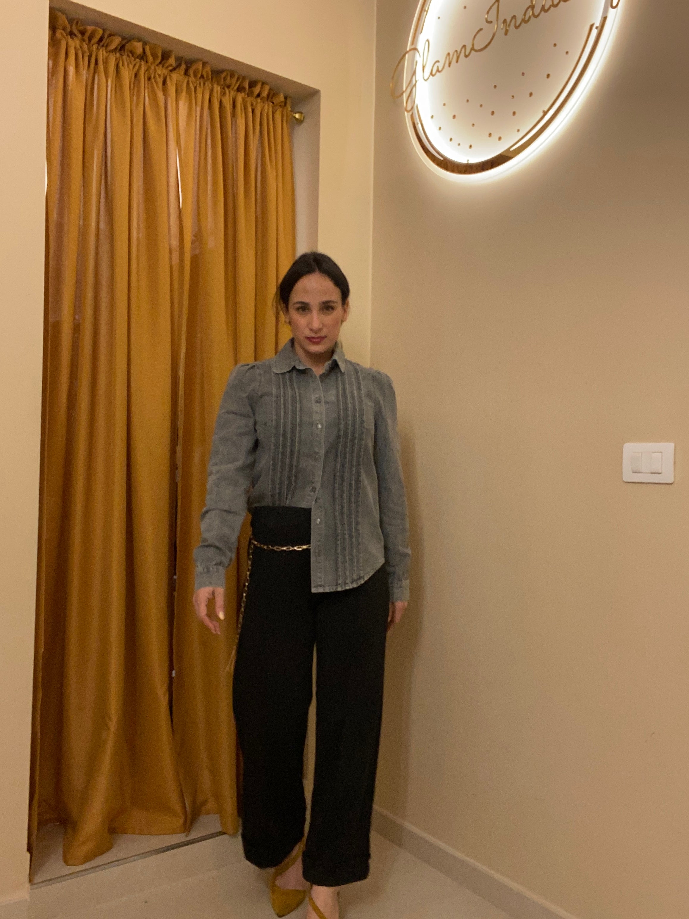 Camicia nera dettaglio con riprese