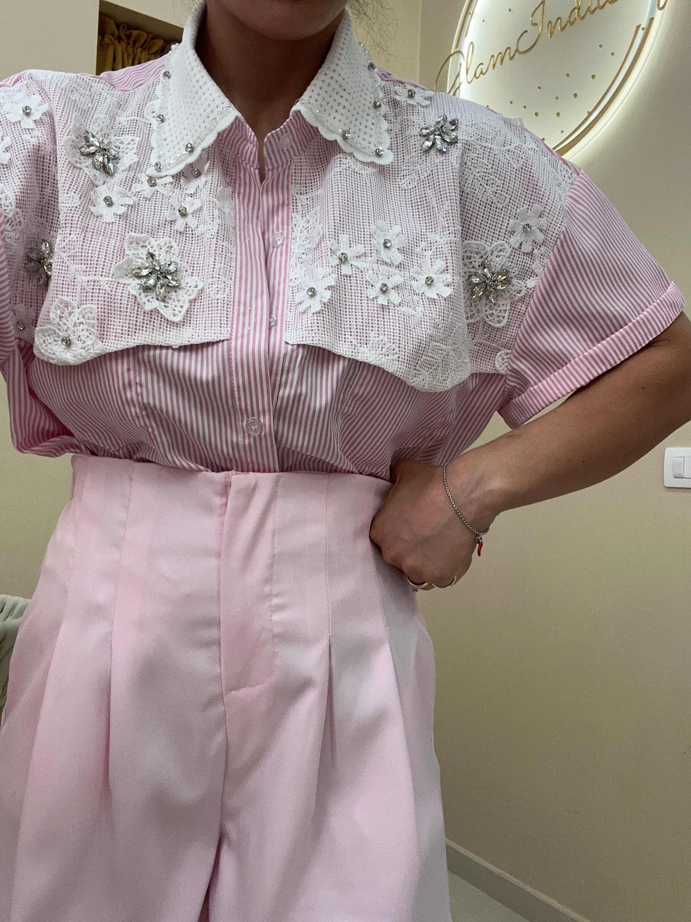 Camicia merletto e applicazioni