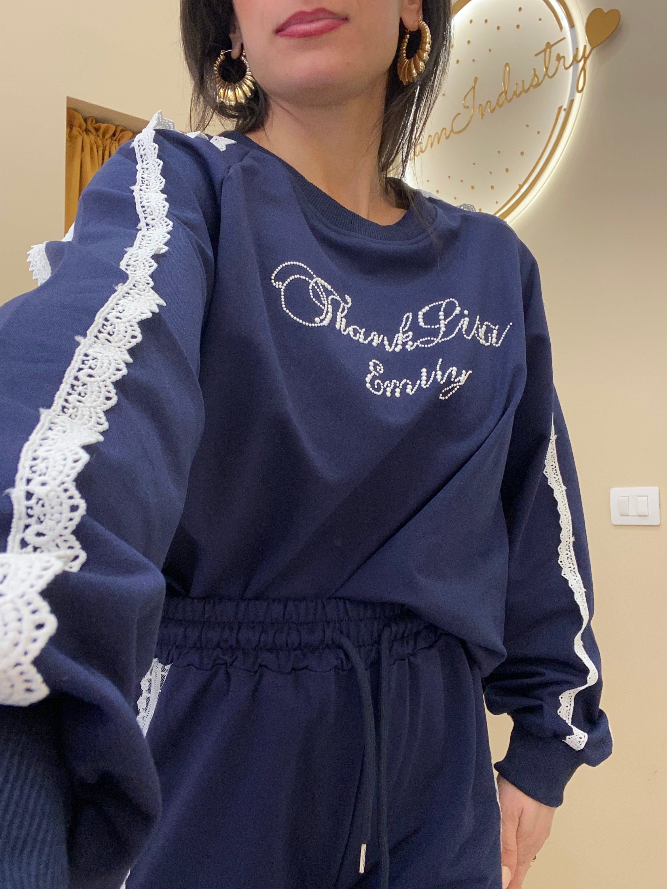 Tuta scritta delicata