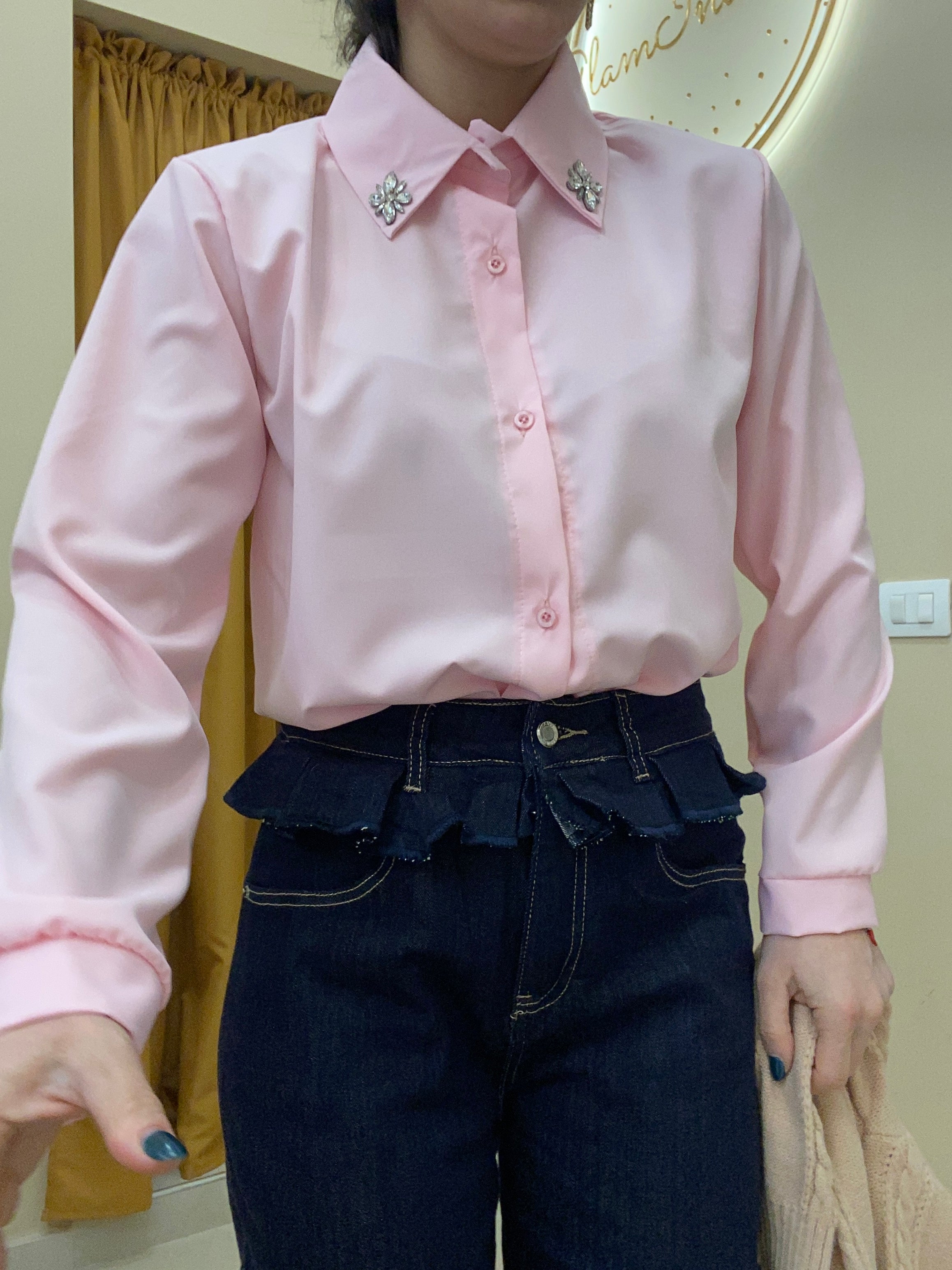 Camicia gioiello sul colletto