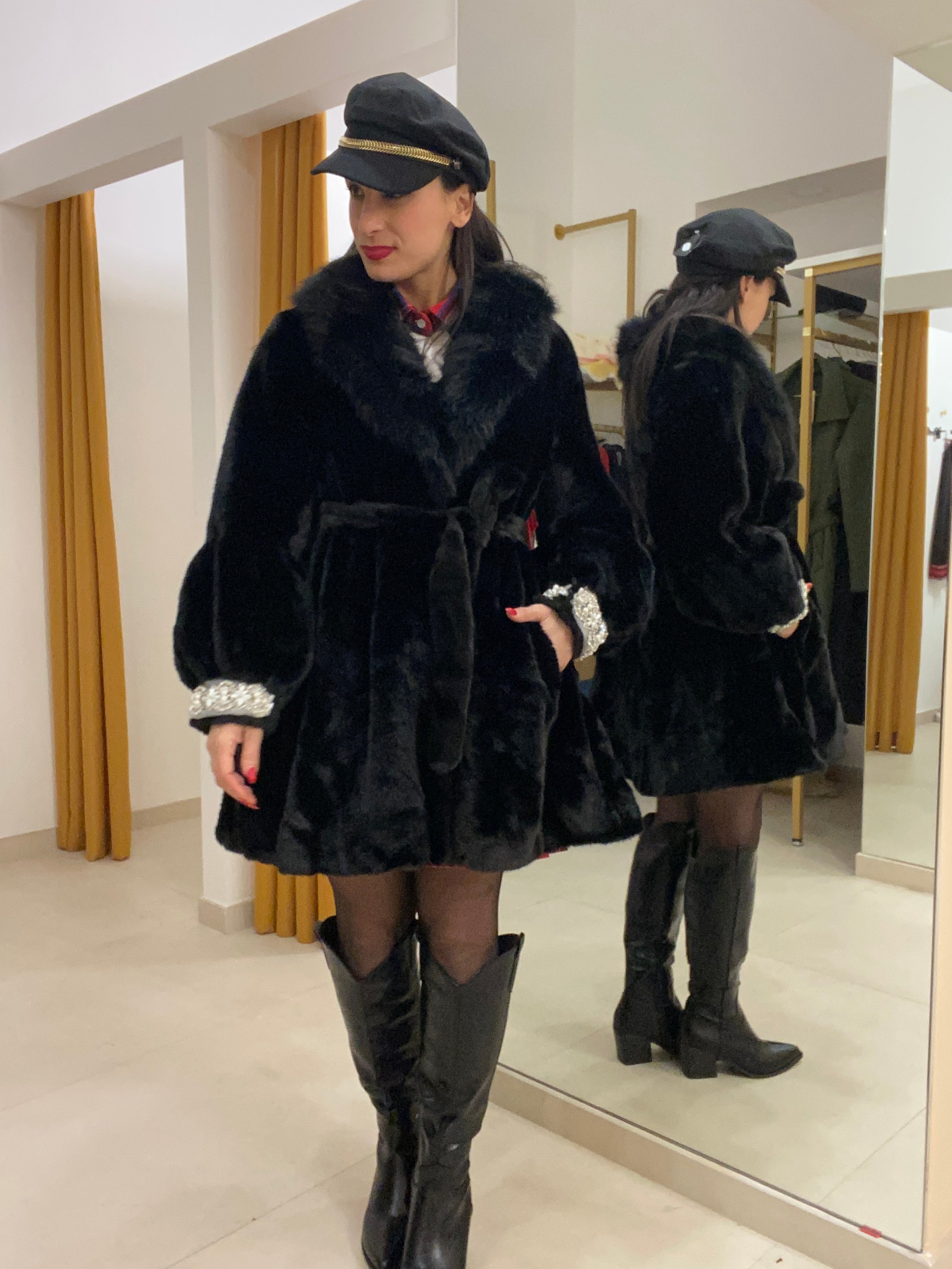 Cappello con dettagli in oro