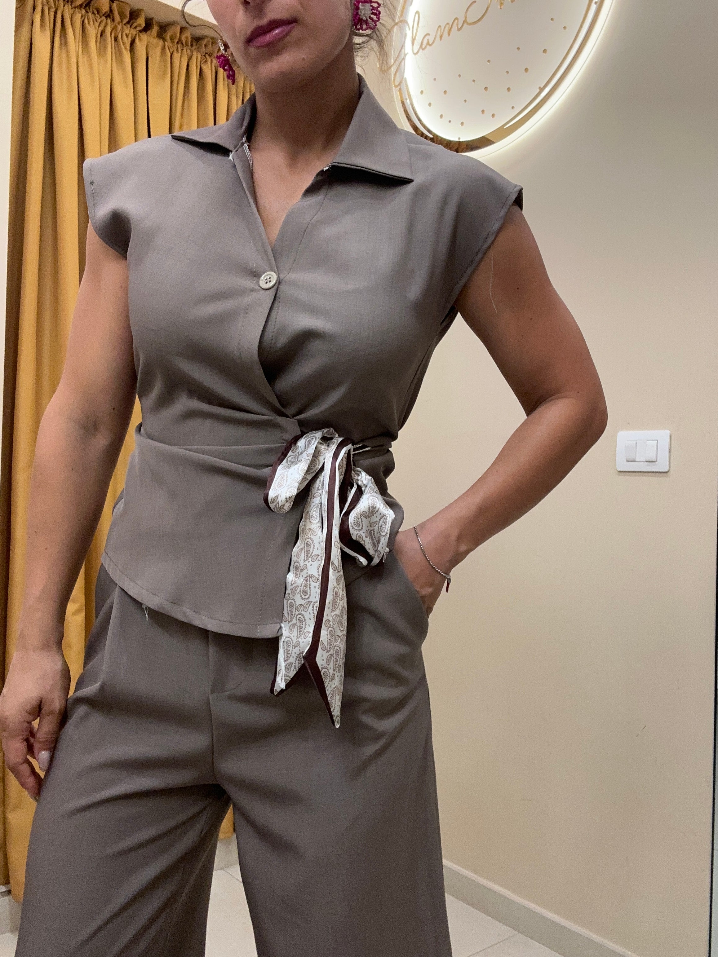 Coordinato chic camicia fiocco Camel