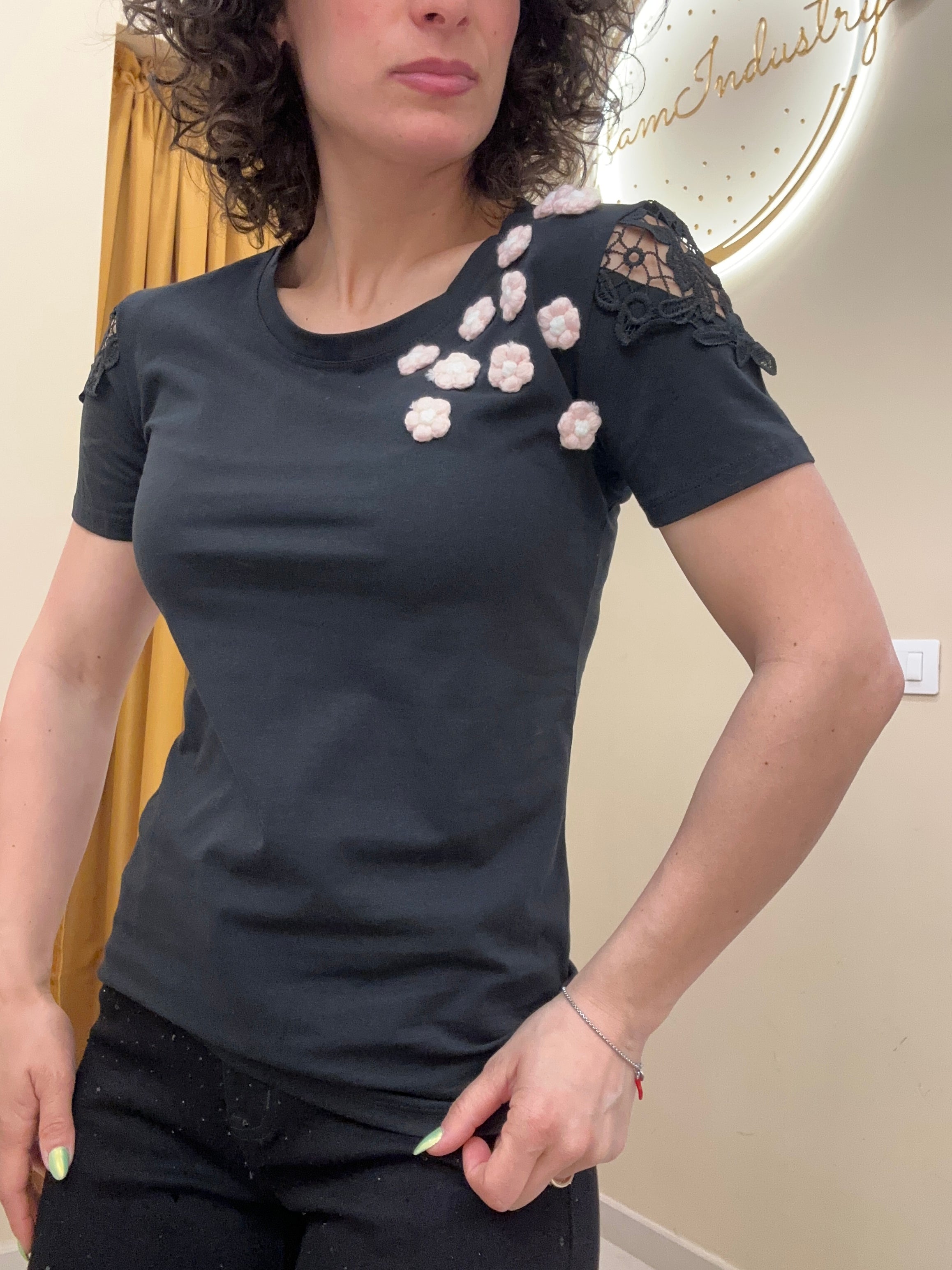 T-shirt fiori e merletto