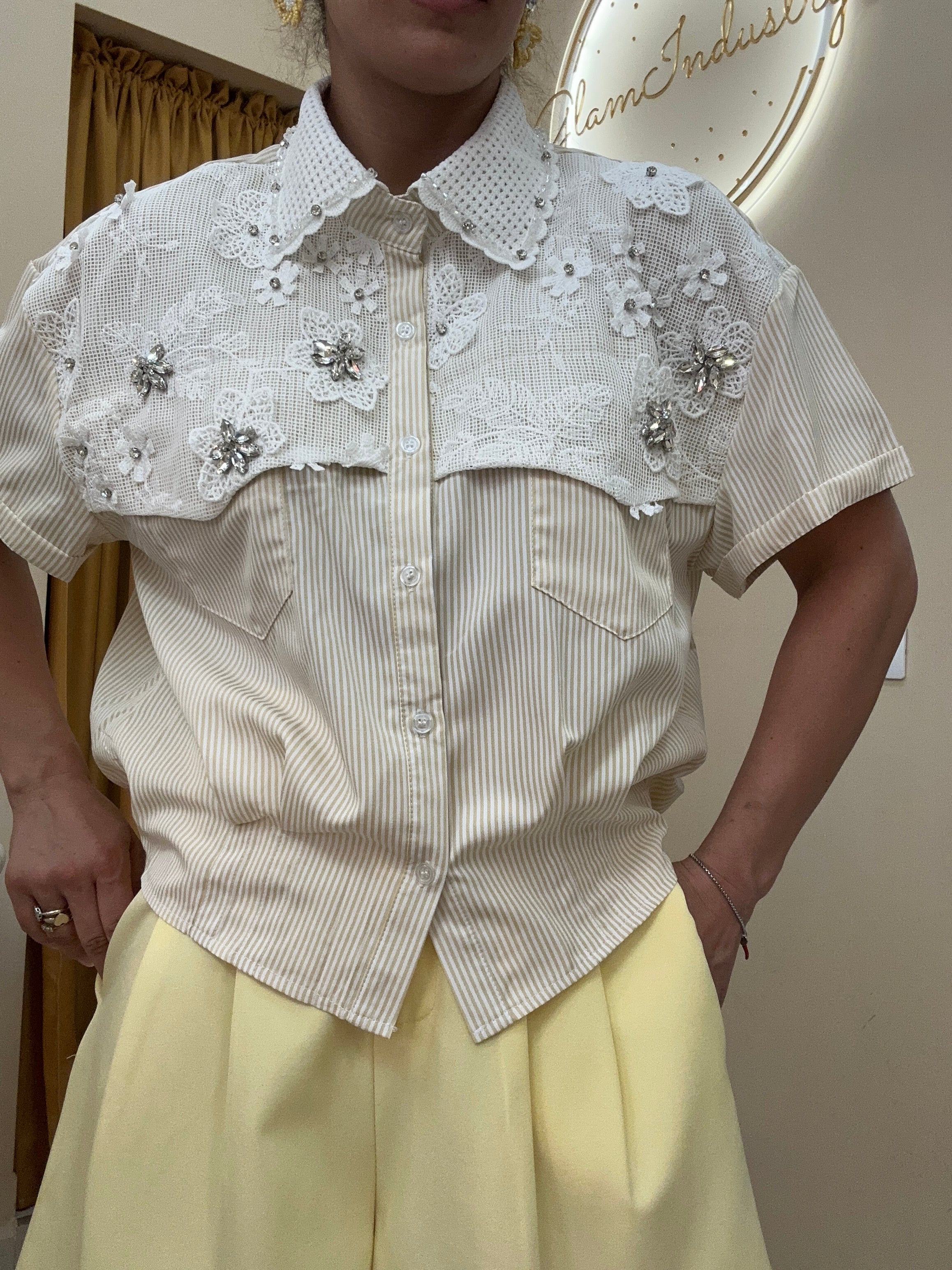 Camicia merletto e applicazioni