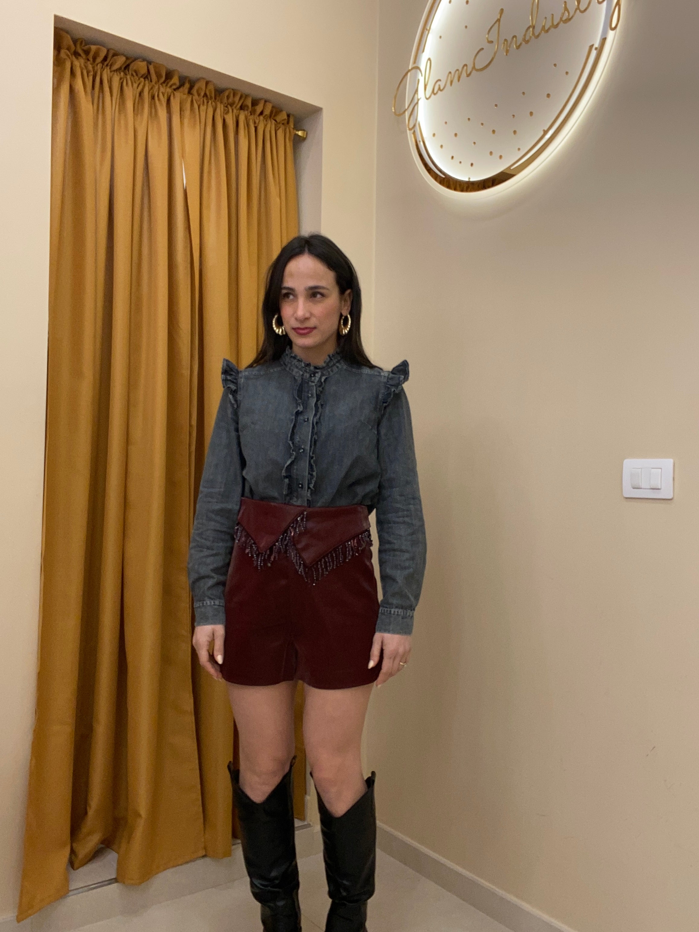 Camicia nera dettagli con rouches