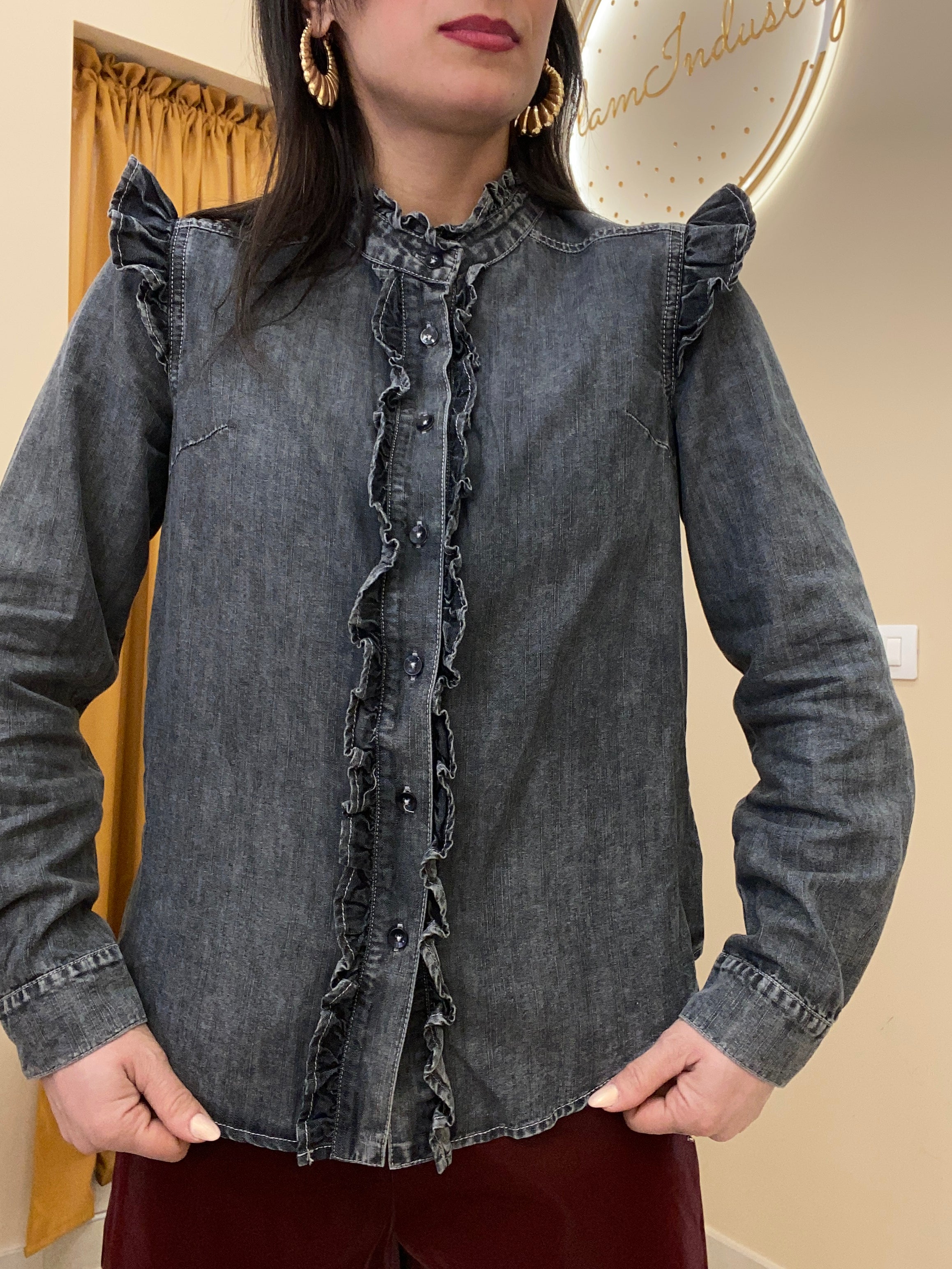 Camicia nera dettagli con rouches