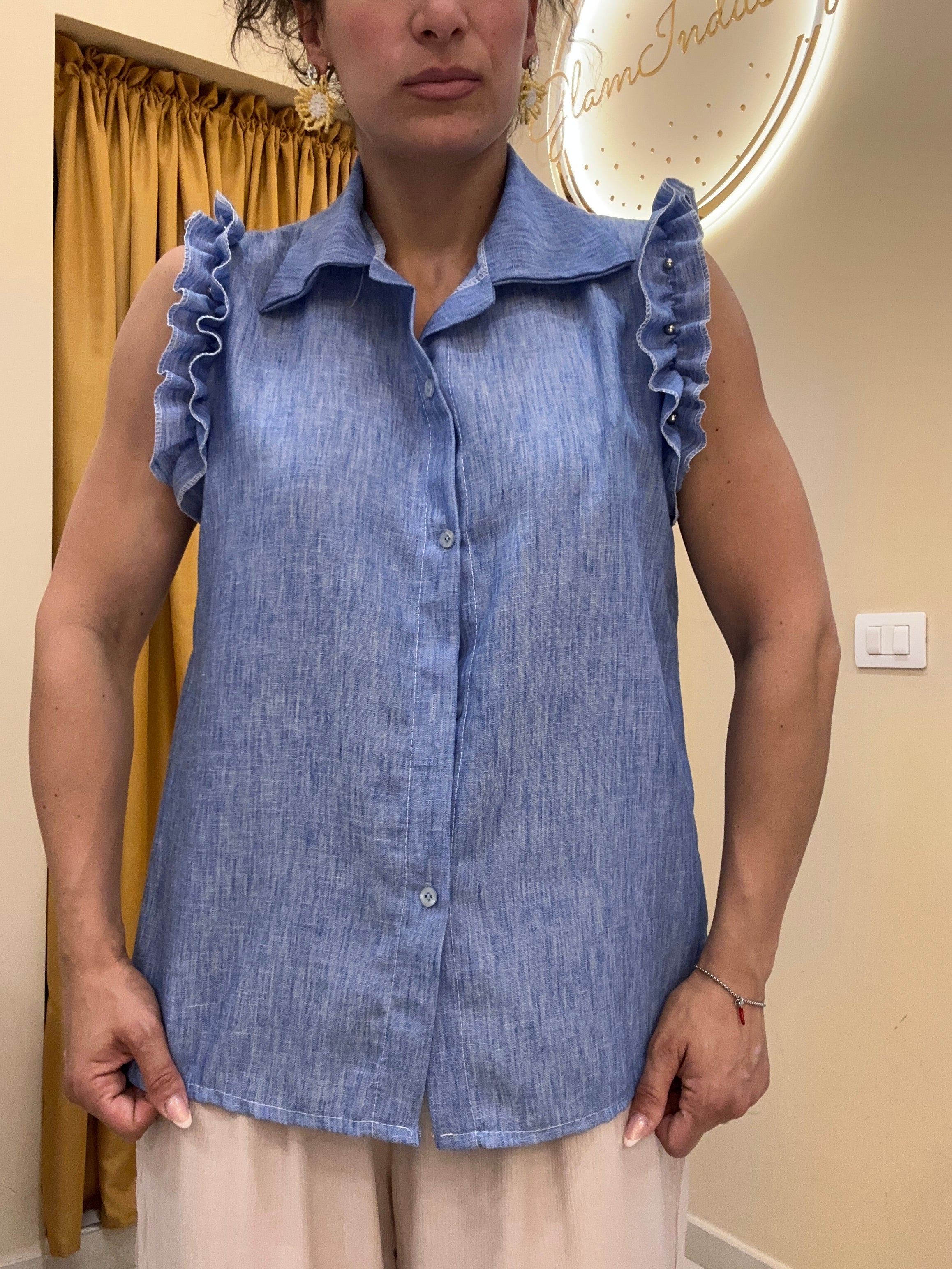 Camicia rouches e borchie sulle spalle