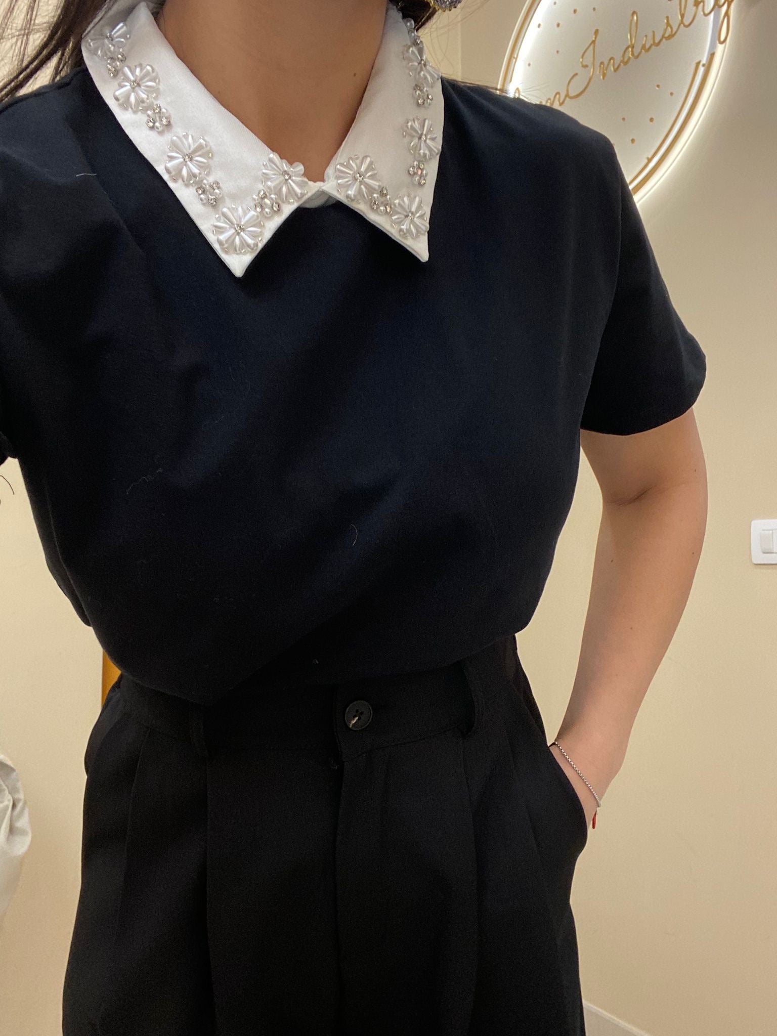 T-shirt colletto perle fiore