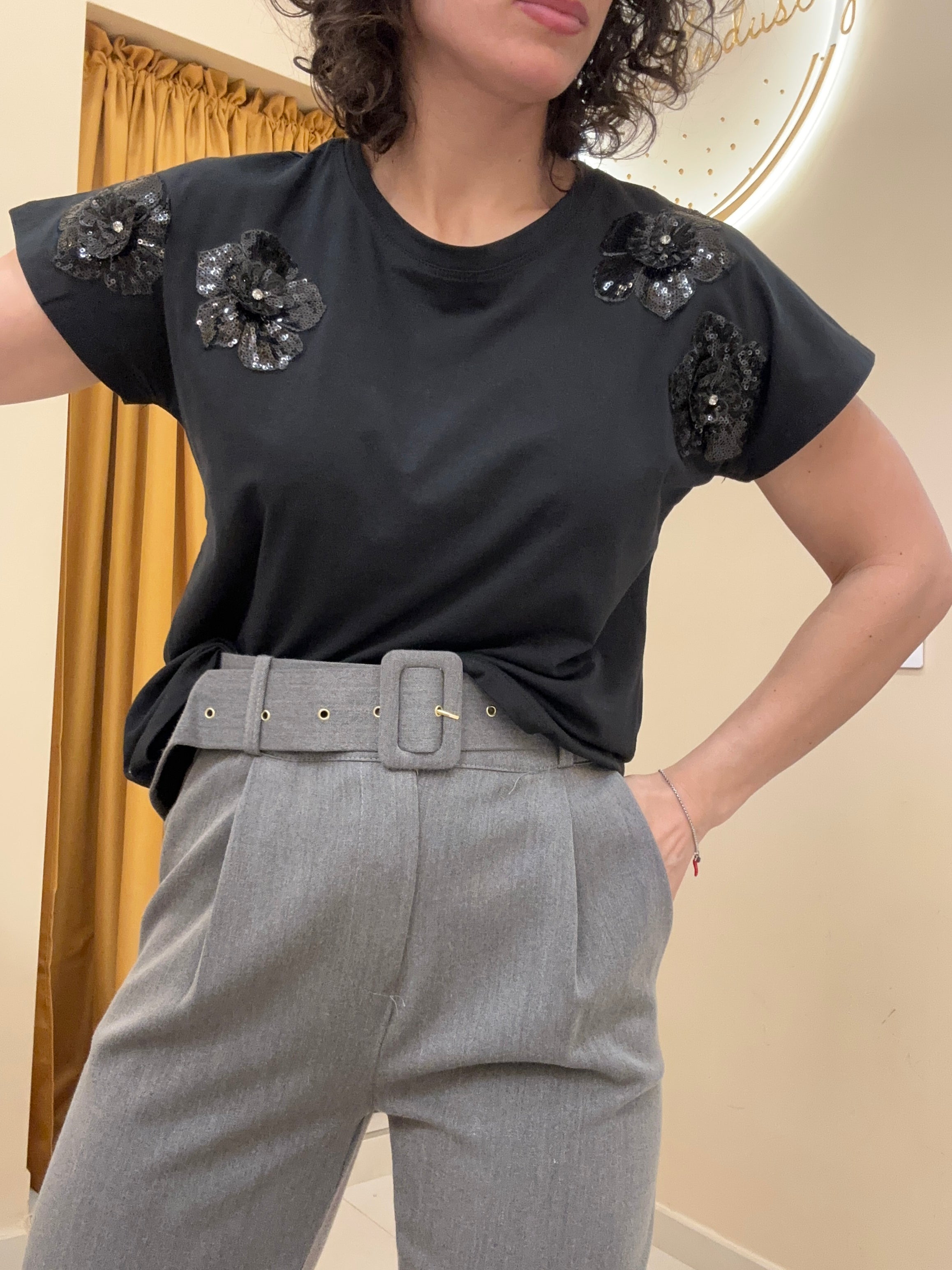 T-shirt fiori paillettes