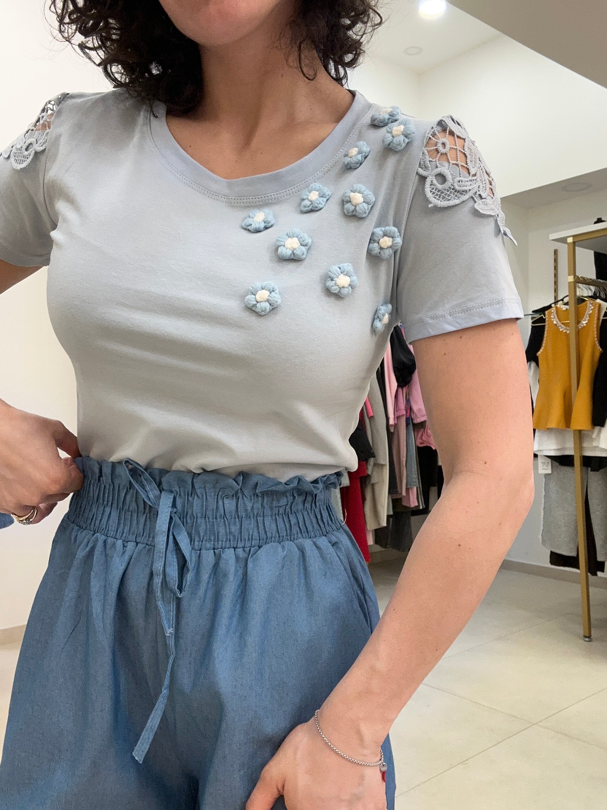 T-shirt fiori e merletto