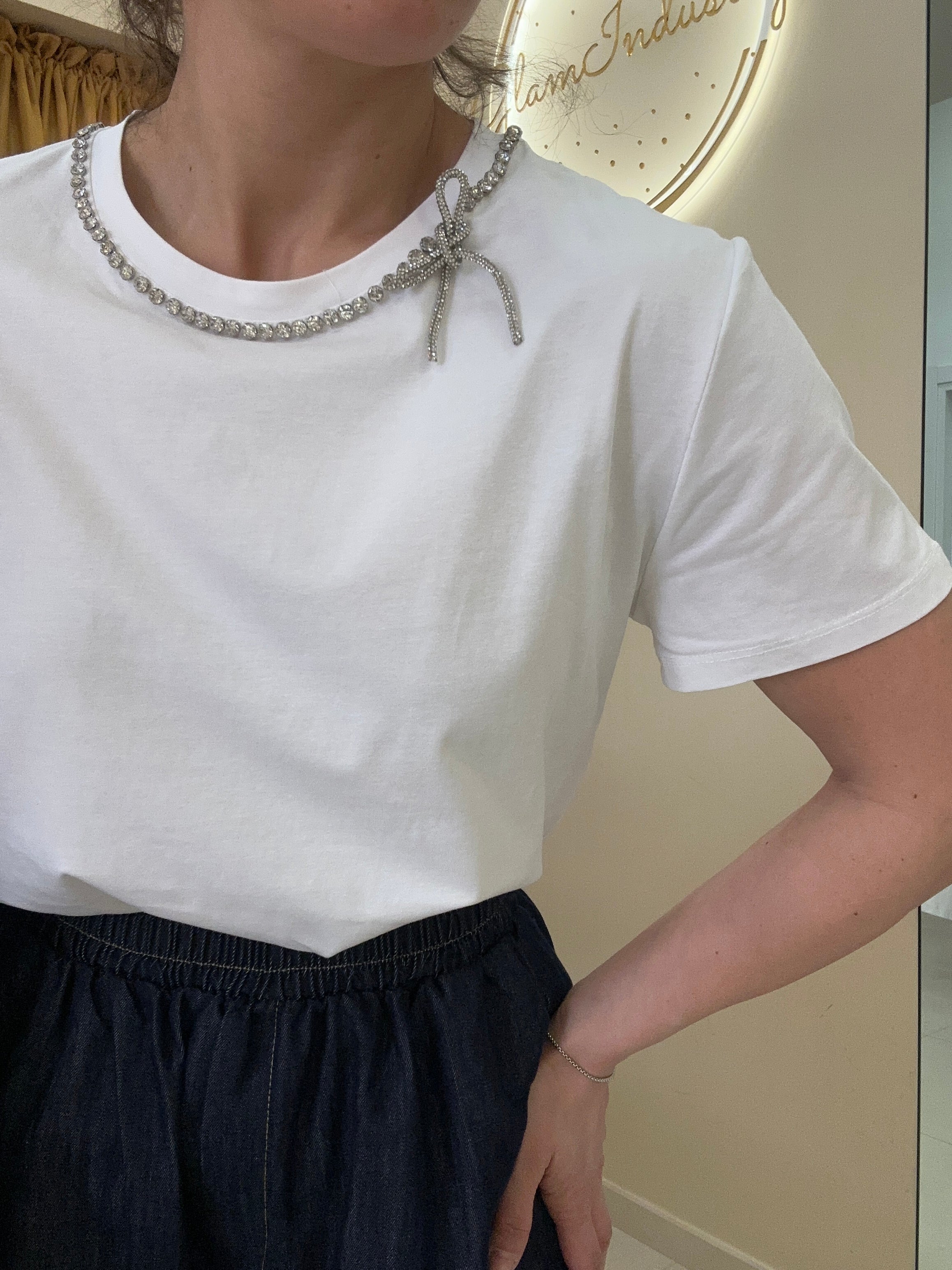 T-shirt collanina e fiocco