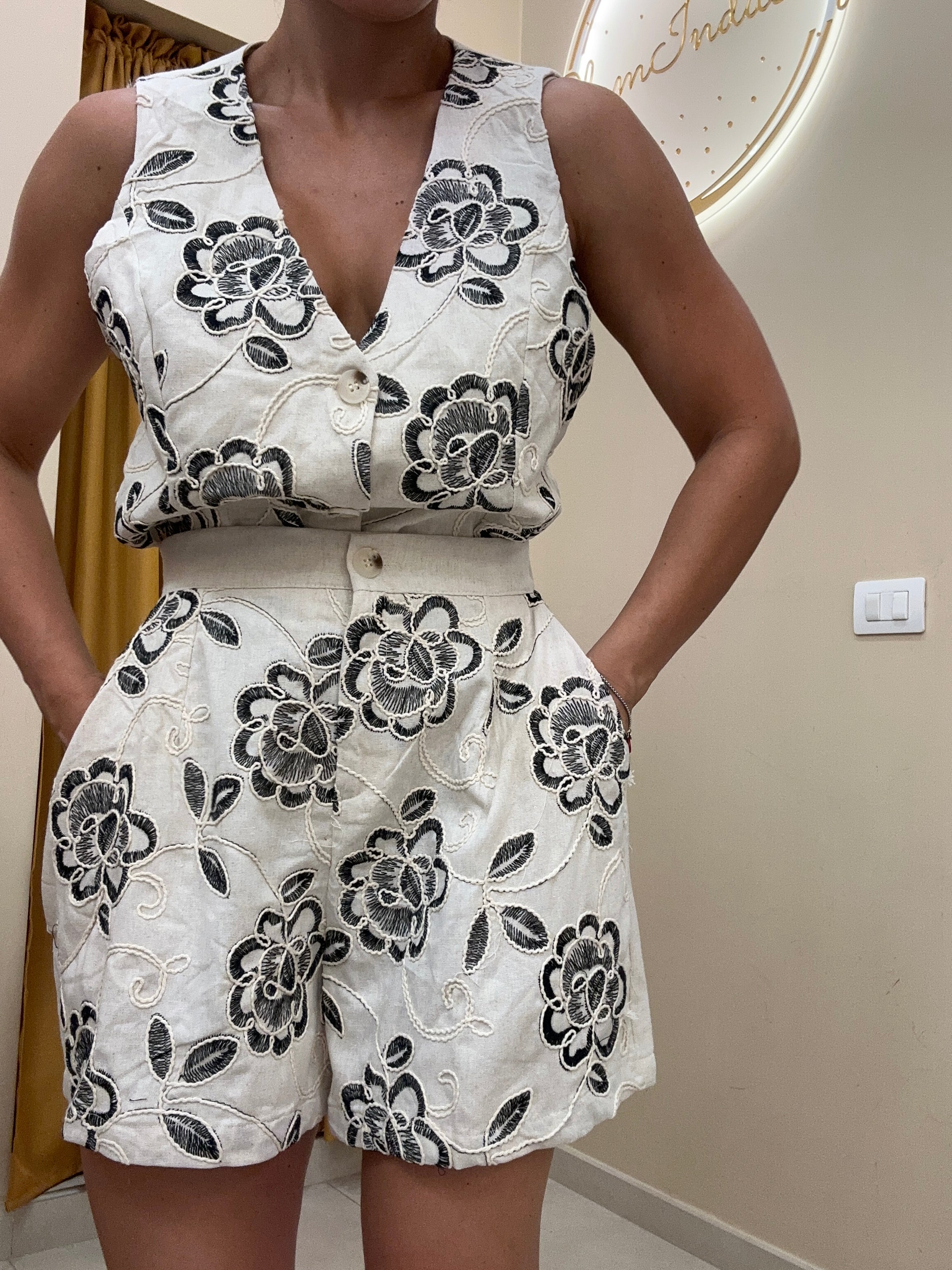 Tailleur panciotto fiori ricamo